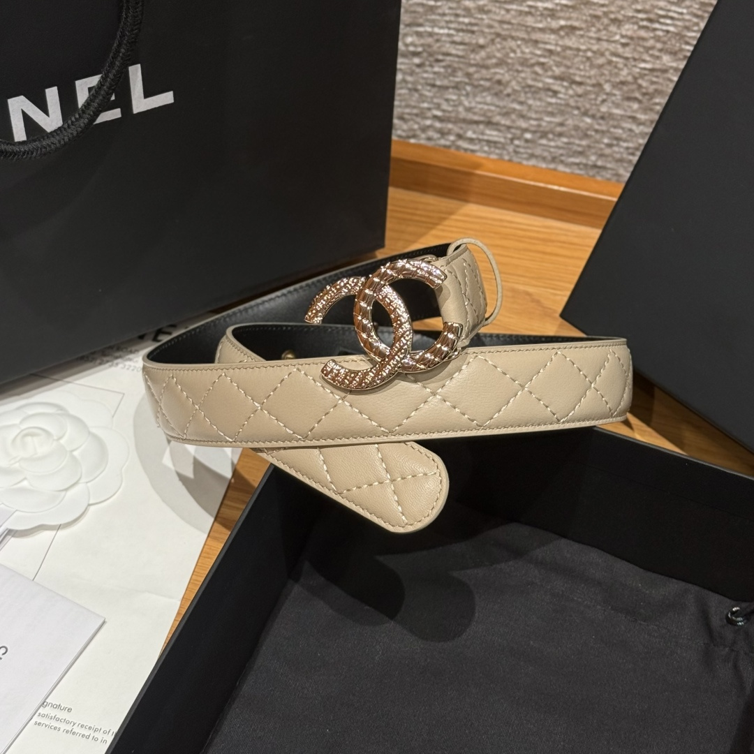 -香家新款女士腰带经典金属双C字母标志，采用菱格羊皮，羊皮质感超柔软，五金扣头做工非常好，显示腰型，巨百