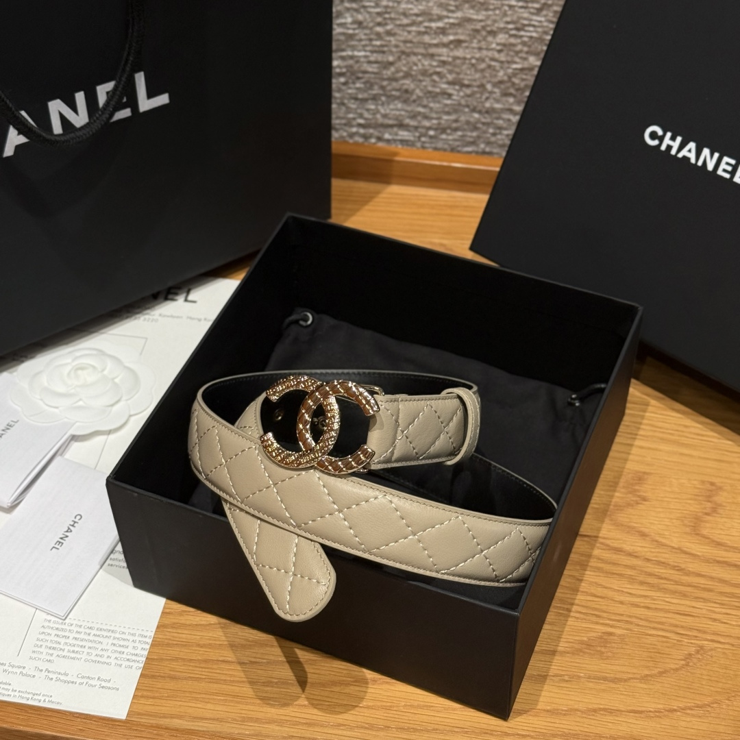 -香家新款女士腰带经典金属双C字母标志，采用菱格羊皮，羊皮质感超柔软，五金扣头做工非常好，显示腰型，巨百