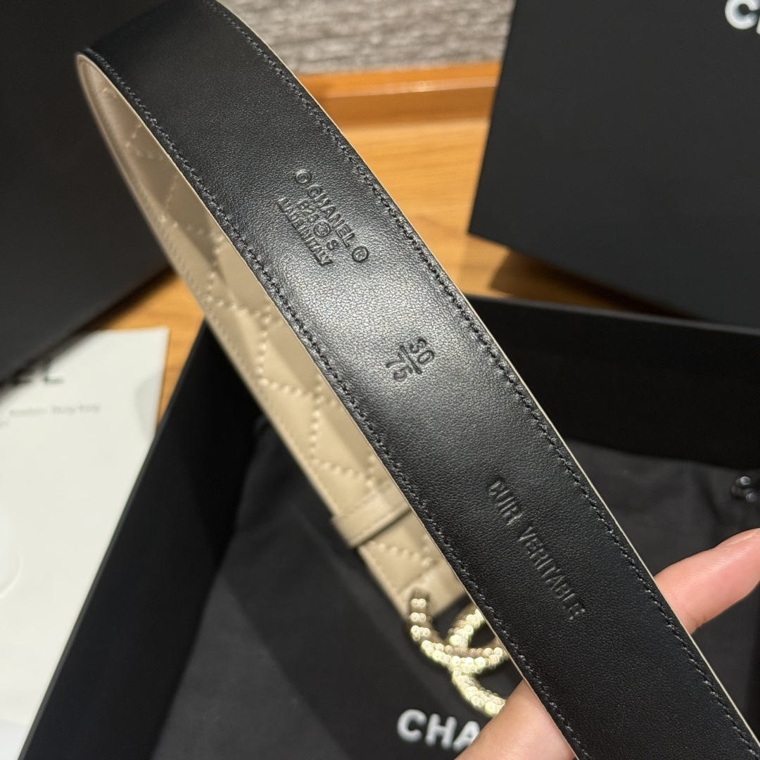 -香家新款女士腰带经典金属双C字母标志，采用菱格羊皮，羊皮质感超柔软，五金扣头做工非常好，显示腰型，巨百