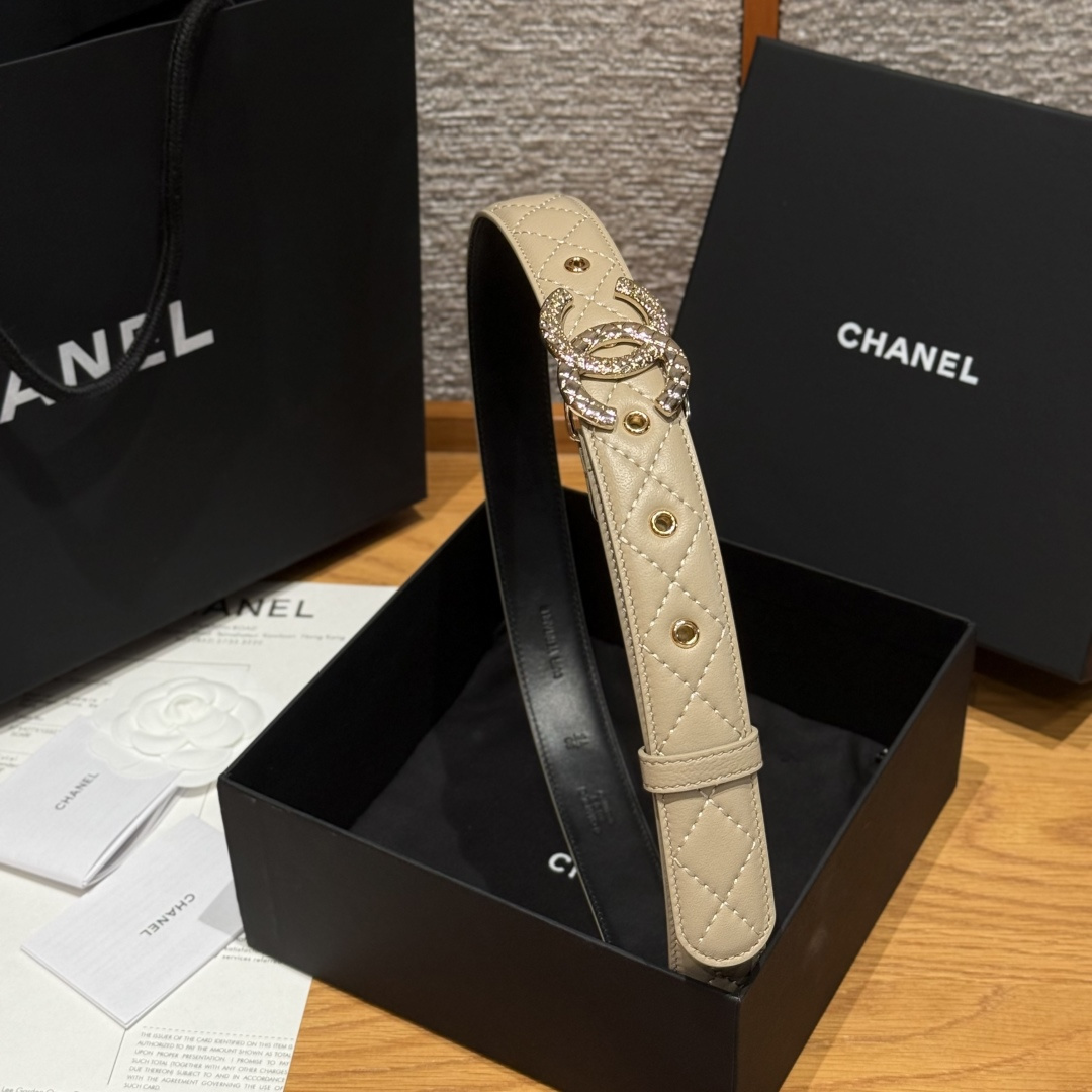 -香家新款女士腰带经典金属双C字母标志，采用菱格羊皮，羊皮质感超柔软，五金扣头做工非常好，显示腰型，巨百