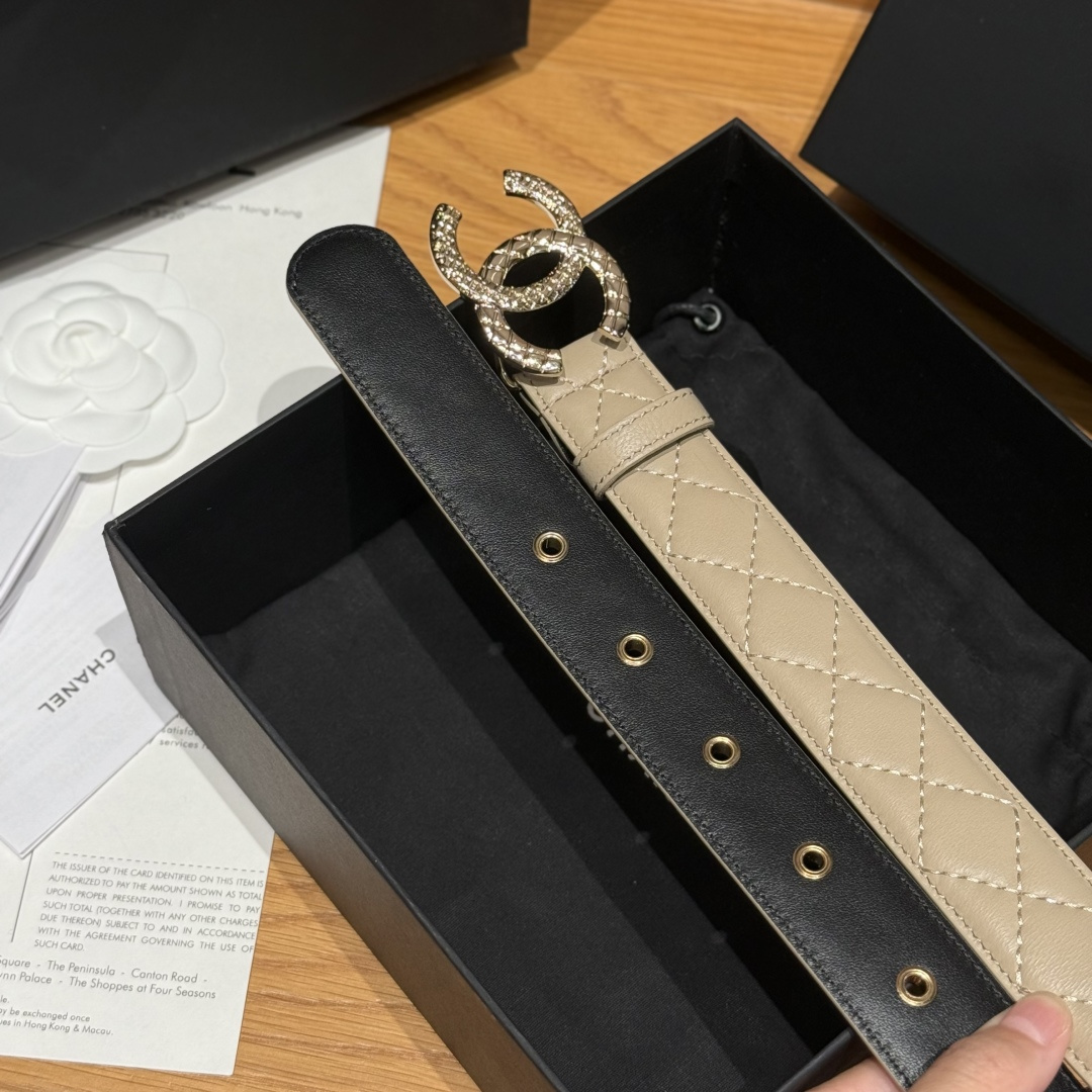 -香家新款女士腰带经典金属双C字母标志，采用菱格羊皮，羊皮质感超柔软，五金扣头做工非常好，显示腰型，巨百