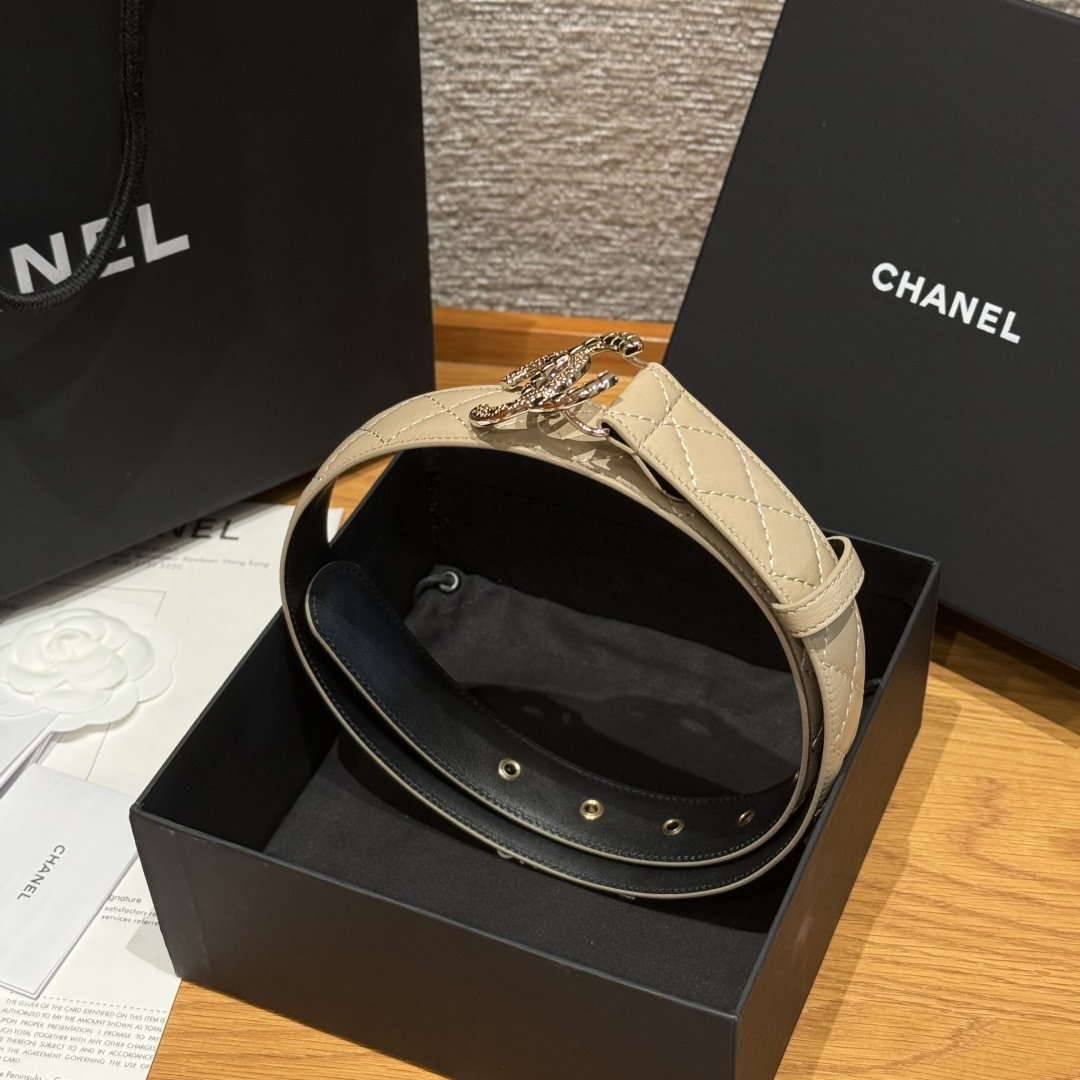 -香家新款女士腰带经典金属双C字母标志，采用菱格羊皮，羊皮质感超柔软，五金扣头做工非常好，显示腰型，巨百