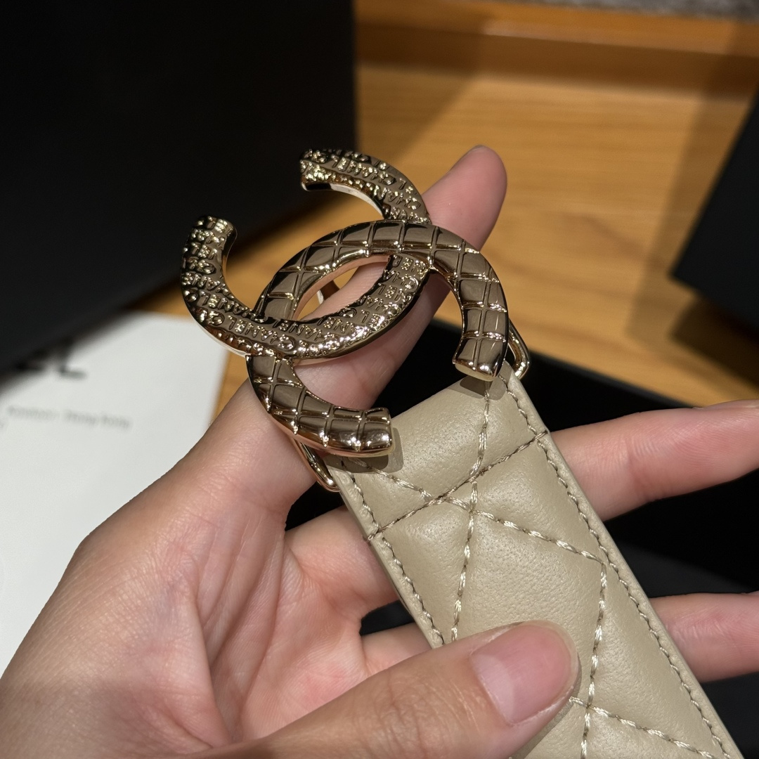 -香家新款女士腰带经典金属双C字母标志，采用菱格羊皮，羊皮质感超柔软，五金扣头做工非常好，显示腰型，巨百