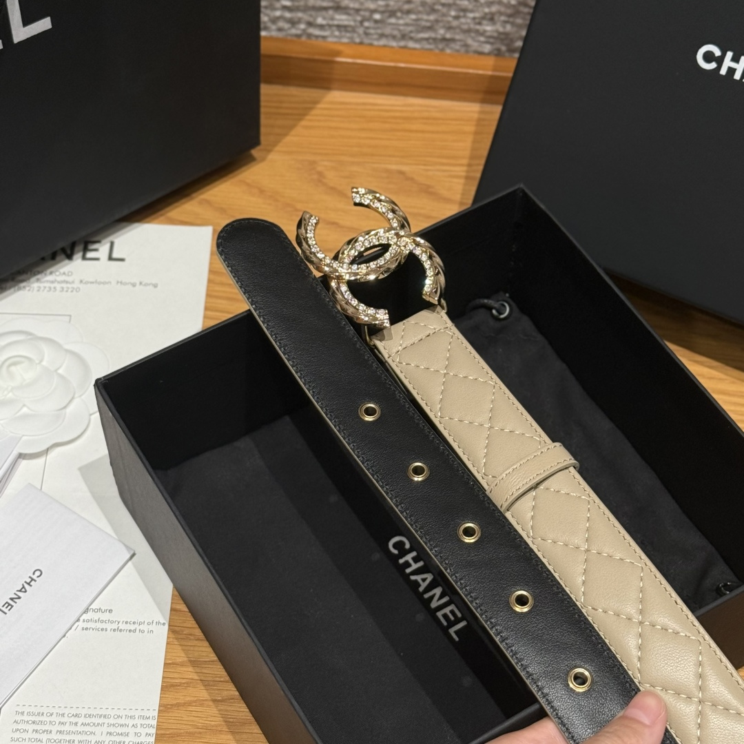 -香家新款女士腰带经典金属双C字母标志，采用菱格羊皮，羊皮质感超柔软，五金扣头做工非常好，显示腰型，巨百