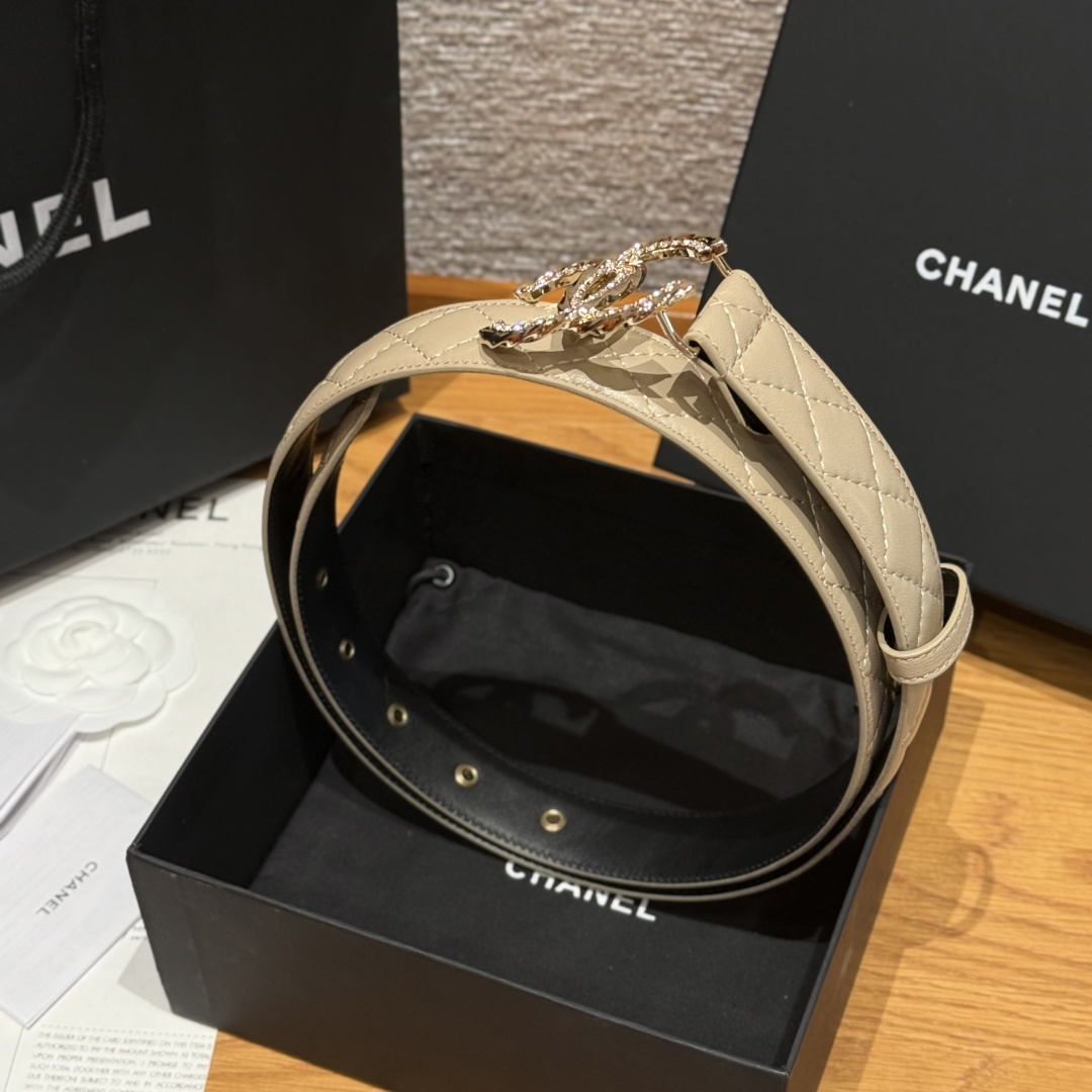 -香家新款女士腰带经典金属双C字母标志，采用菱格羊皮，羊皮质感超柔软，五金扣头做工非常好，显示腰型，巨百