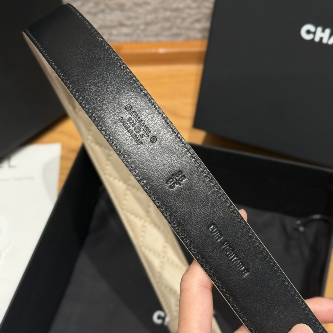 -香家新款女士腰带经典金属双C字母标志，采用菱格羊皮，羊皮质感超柔软，五金扣头做工非常好，显示腰型，巨百