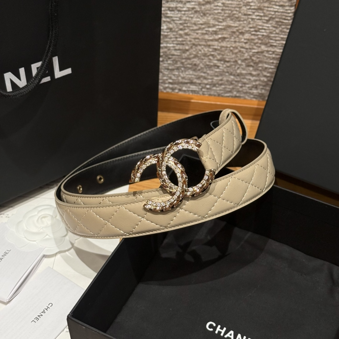 -香家新款女士腰带经典金属双C字母标志，采用菱格羊皮，羊皮质感超柔软，五金扣头做工非常好，显示腰型，巨百