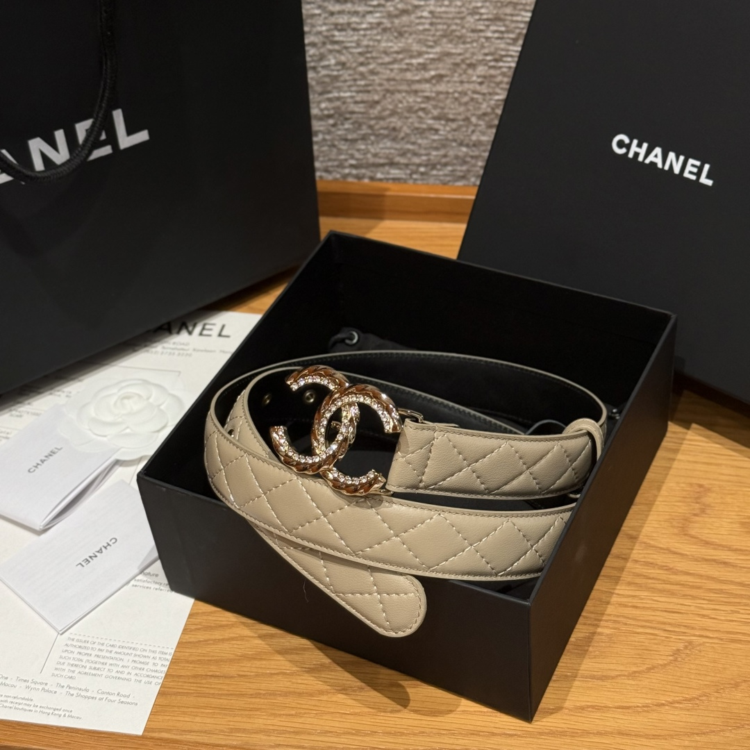 -香家新款女士腰带经典金属双C字母标志，采用菱格羊皮，羊皮质感超柔软，五金扣头做工非常好，显示腰型，巨百