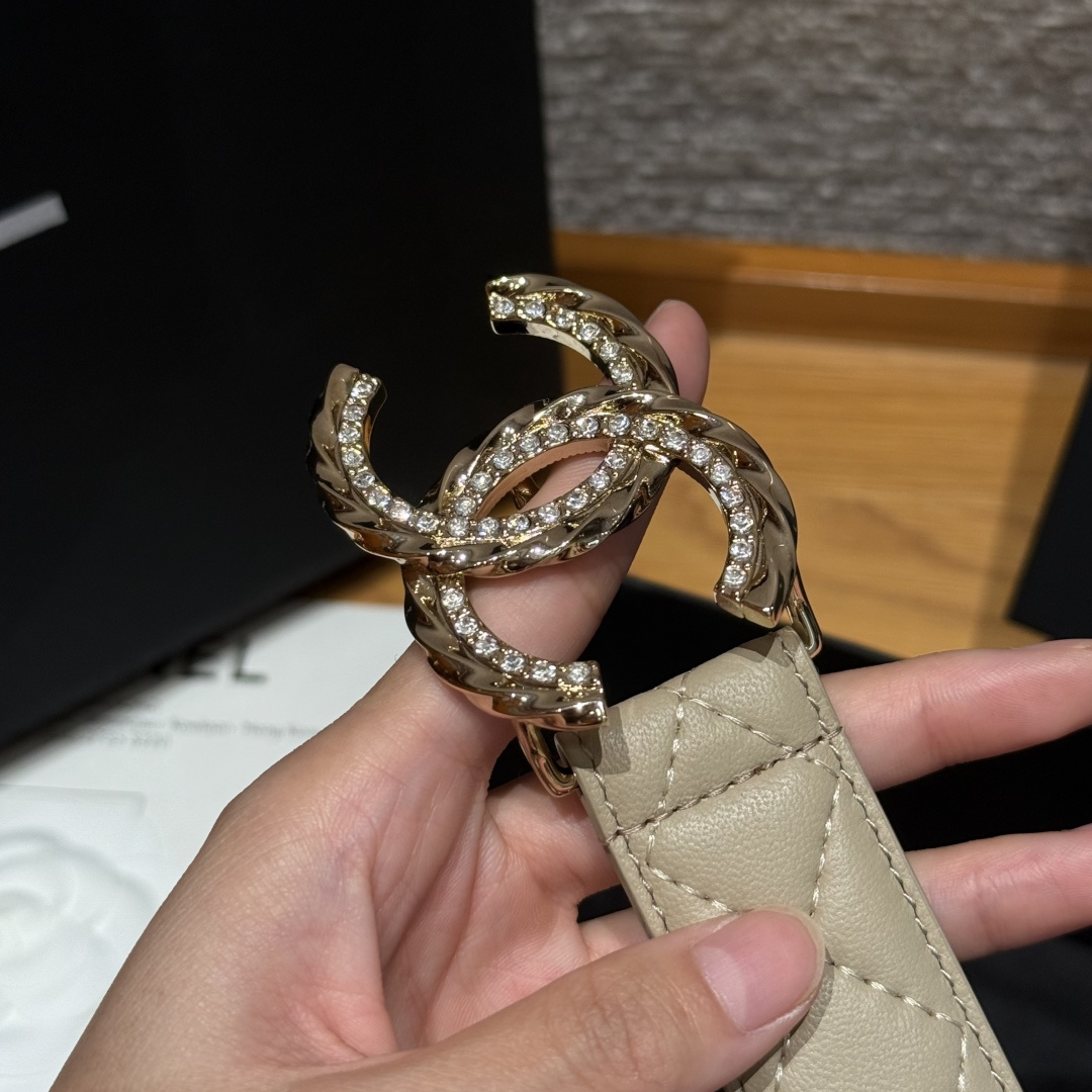 -香家新款女士腰带经典金属双C字母标志，采用菱格羊皮，羊皮质感超柔软，五金扣头做工非常好，显示腰型，巨百