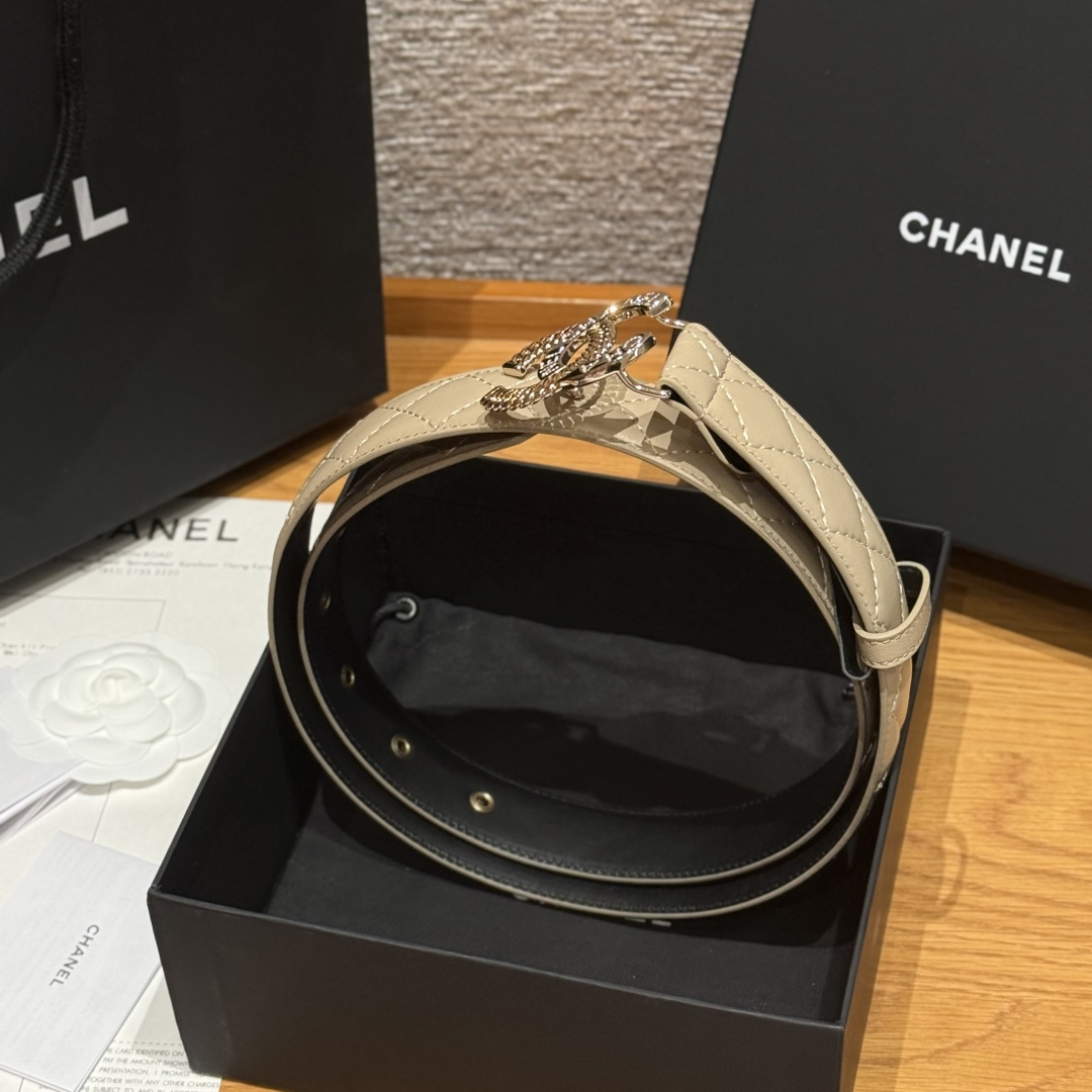 -香家新款女士腰带经典金属双C字母标志，采用菱格羊皮，羊皮质感超柔软，五金扣头做工非常好，显示腰型，巨百