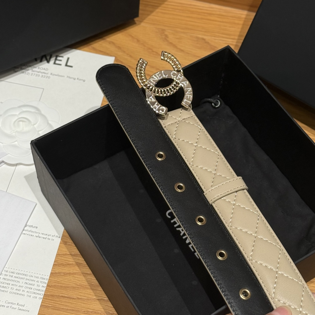 -香家新款女士腰带经典金属双C字母标志，采用菱格羊皮，羊皮质感超柔软，五金扣头做工非常好，显示腰型，巨百