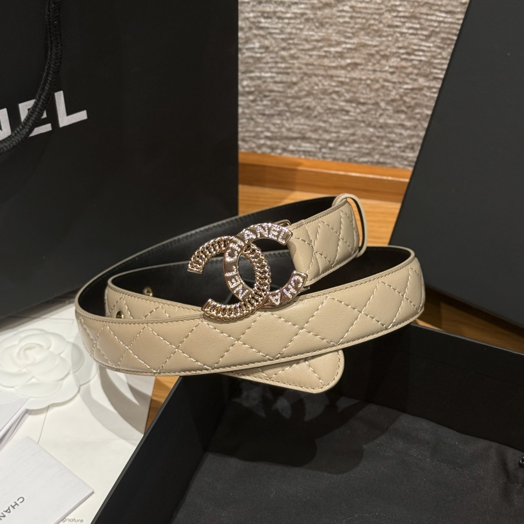 -香家新款女士腰带经典金属双C字母标志，采用菱格羊皮，羊皮质感超柔软，五金扣头做工非常好，显示腰型，巨百