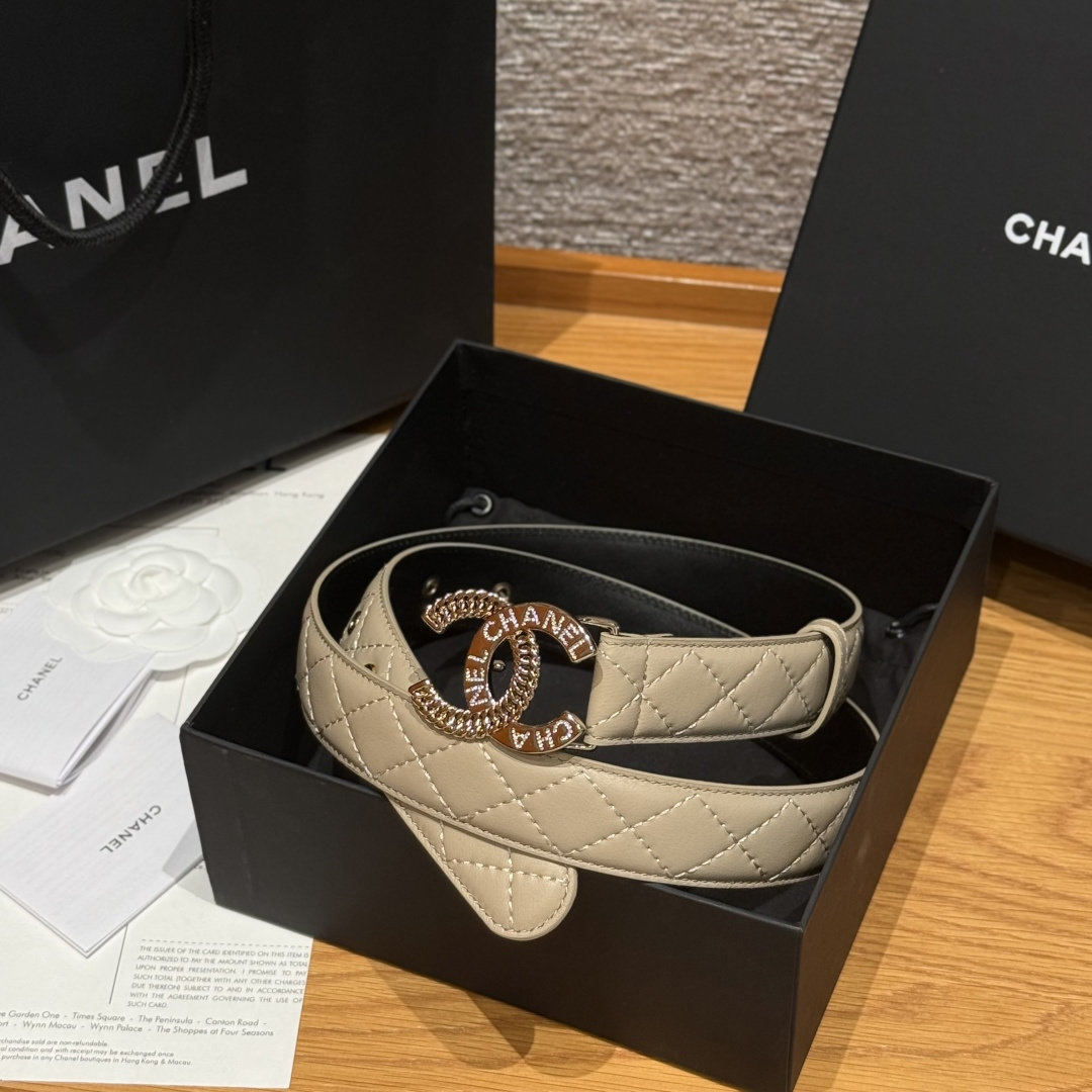 -香家新款女士腰带经典金属双C字母标志，采用菱格羊皮，羊皮质感超柔软，五金扣头做工非常好，显示腰型，巨百