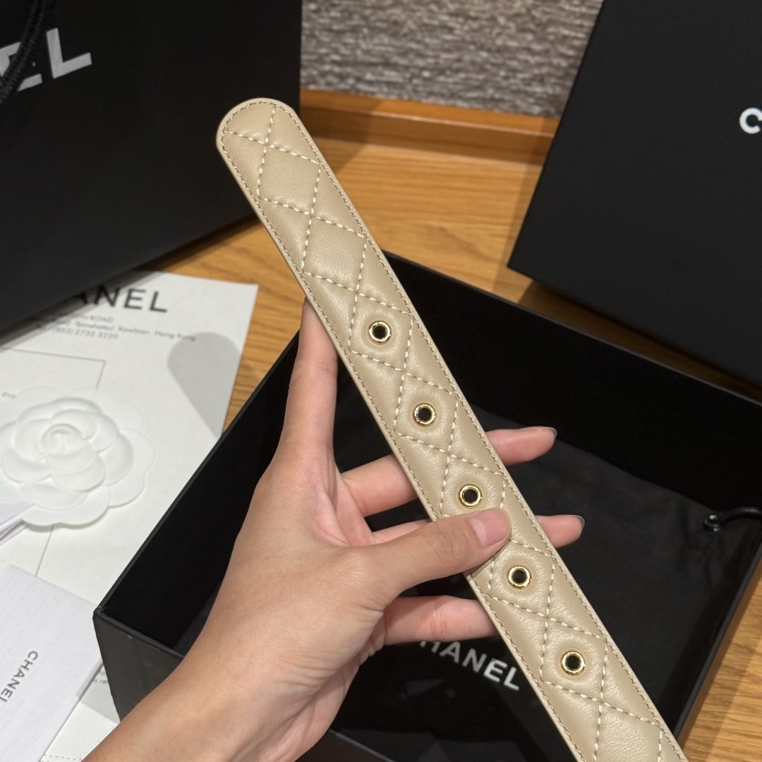 -香家新款女士腰带经典金属双C字母标志，采用菱格羊皮，羊皮质感超柔软，五金扣头做工非常好，显示腰型，巨百