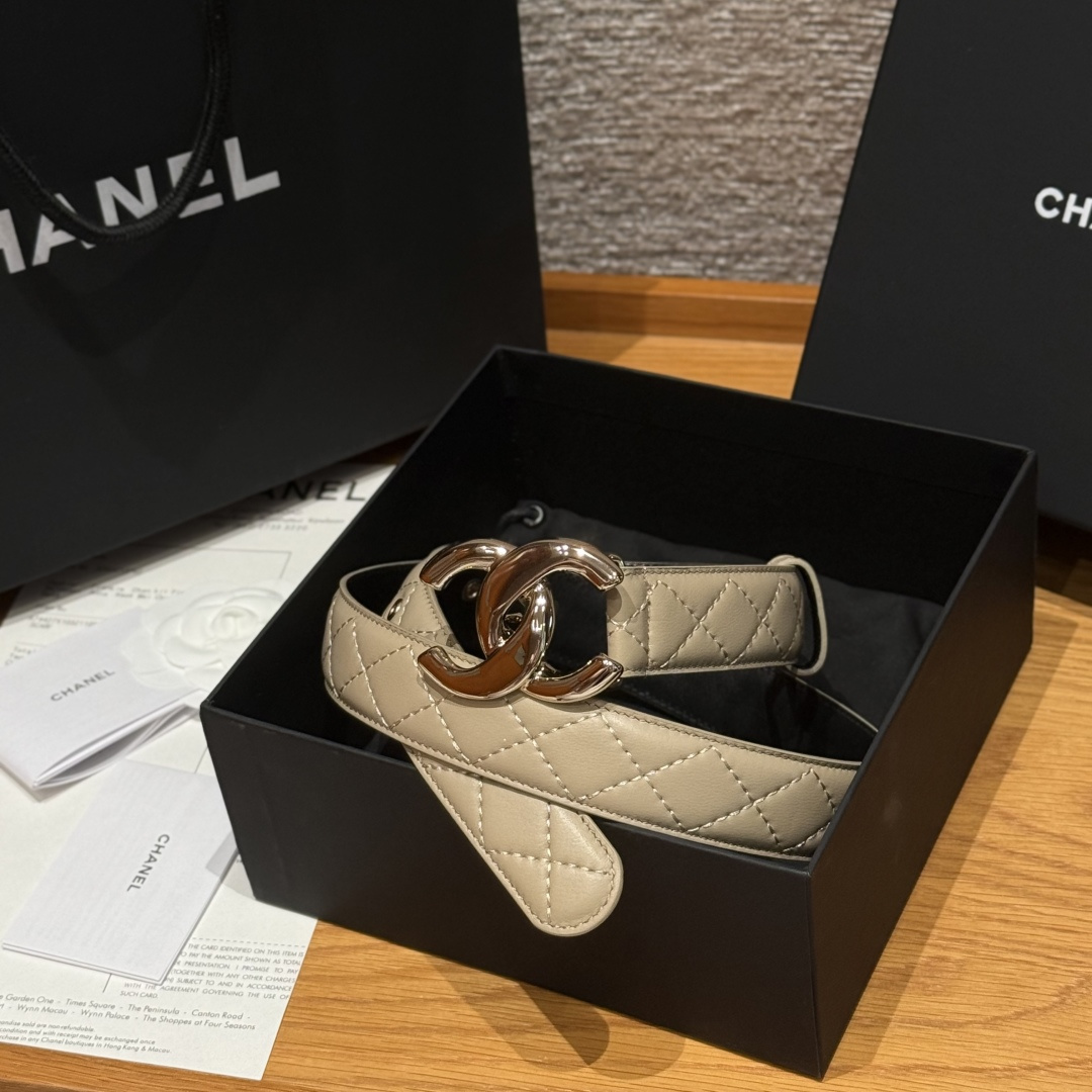 -香家新款女士腰带经典金属双C字母标志，采用菱格羊皮，羊皮质感超柔软，五金扣头做工非常好，显示腰型，巨百