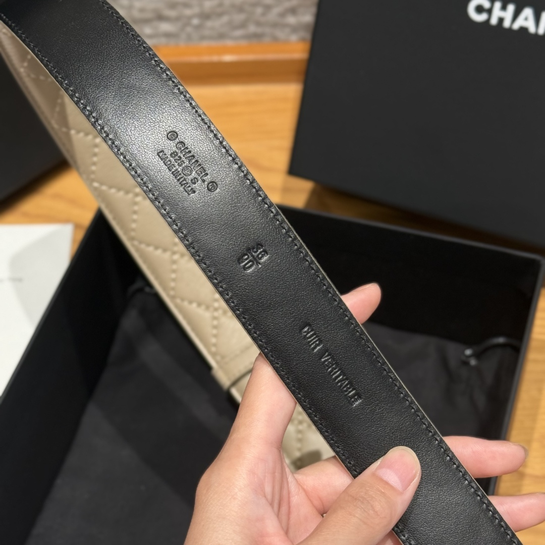 -香家新款女士腰带经典金属双C字母标志，采用菱格羊皮，羊皮质感超柔软，五金扣头做工非常好，显示腰型，巨百