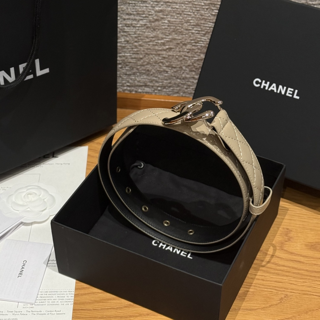 -香家新款女士腰带经典金属双C字母标志，采用菱格羊皮，羊皮质感超柔软，五金扣头做工非常好，显示腰型，巨百