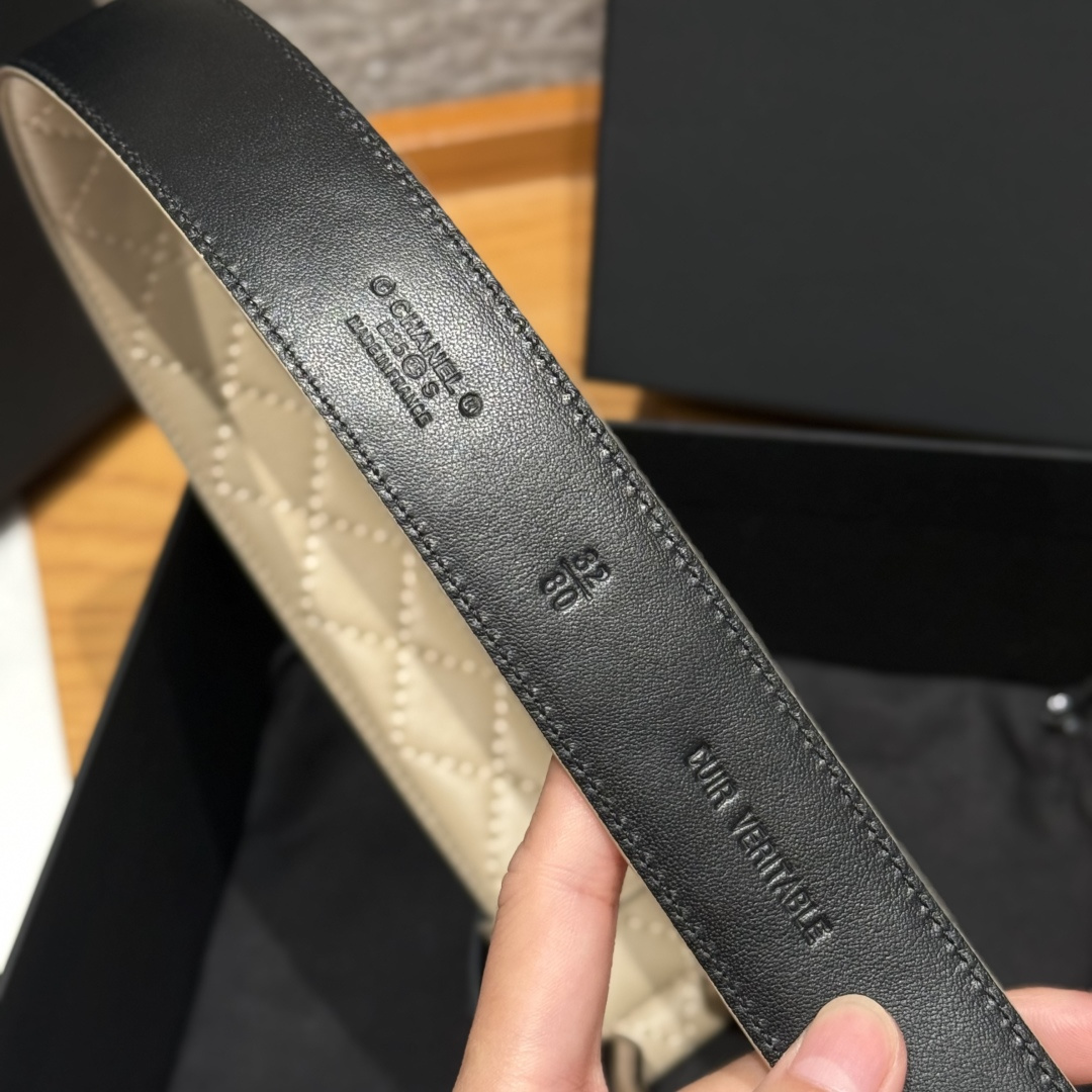 -香家新款女士腰带经典金属双C字母标志，采用菱格羊皮，羊皮质感超柔软，五金扣头做工非常好，显示腰型，巨百