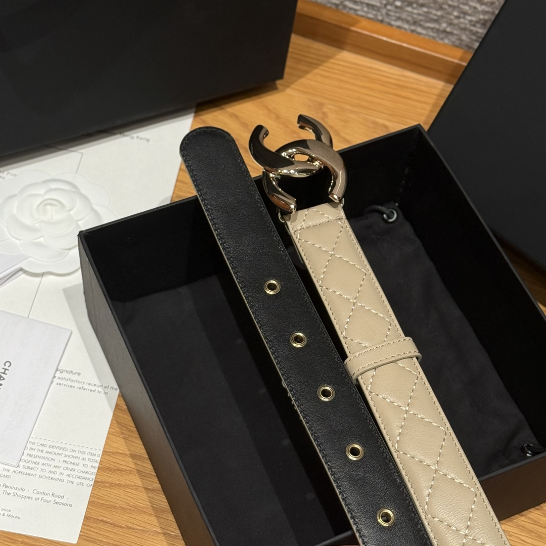 -香家新款女士腰带经典金属双C字母标志，采用菱格羊皮，羊皮质感超柔软，五金扣头做工非常好，显示腰型，巨百