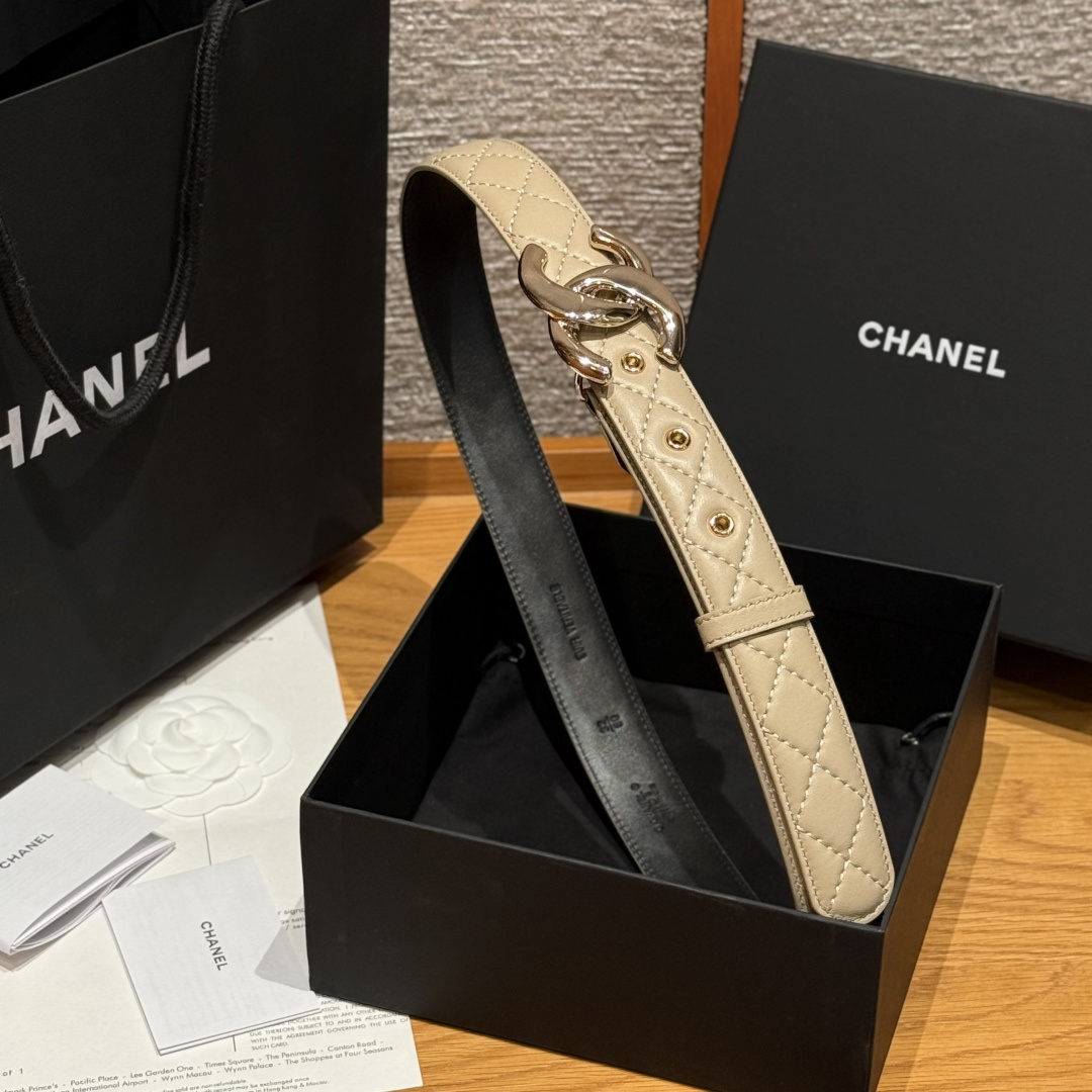 -香家新款女士腰带经典金属双C字母标志，采用菱格羊皮，羊皮质感超柔软，五金扣头做工非常好，显示腰型，巨百