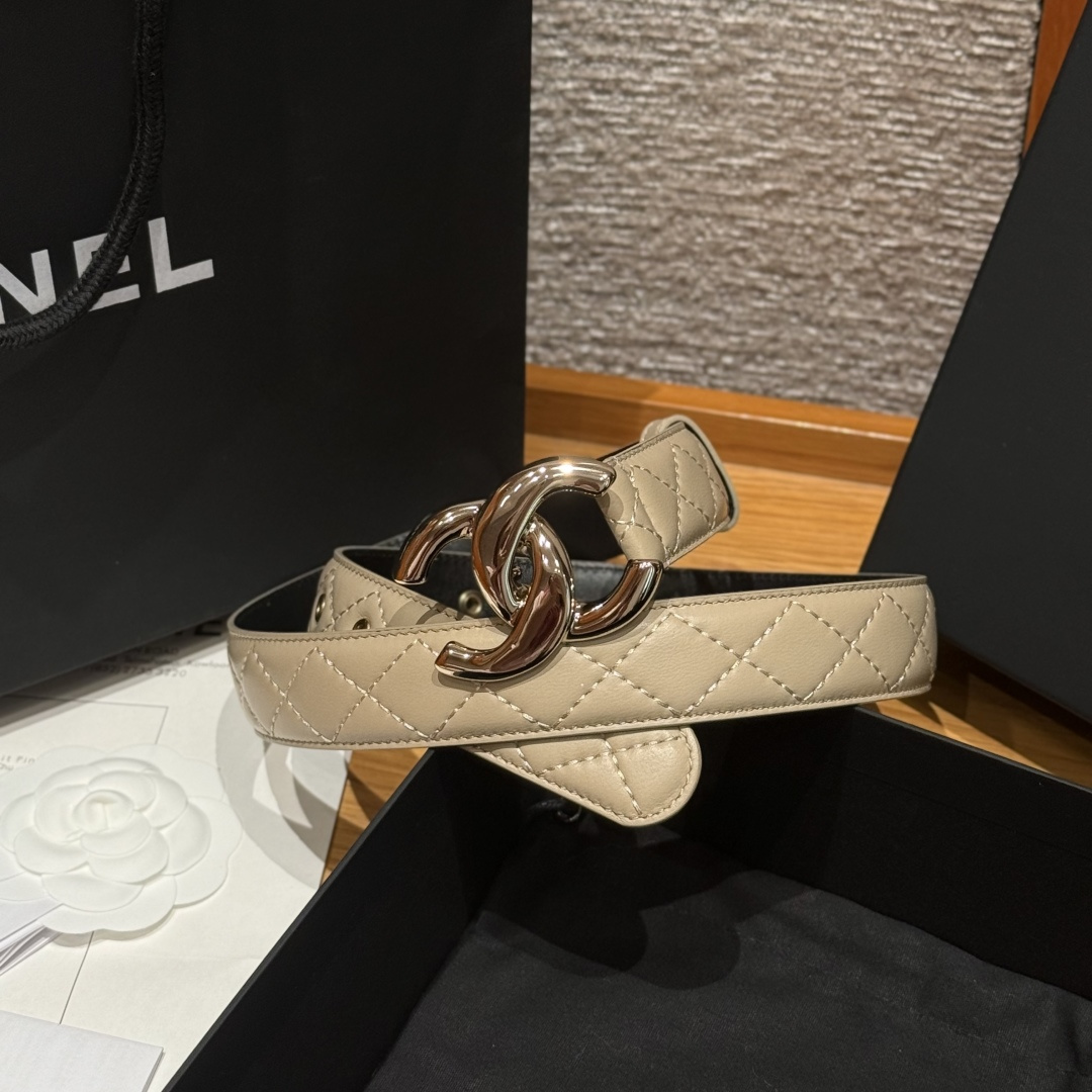 -香家新款女士腰带经典金属双C字母标志，采用菱格羊皮，羊皮质感超柔软，五金扣头做工非常好，显示腰型，巨百