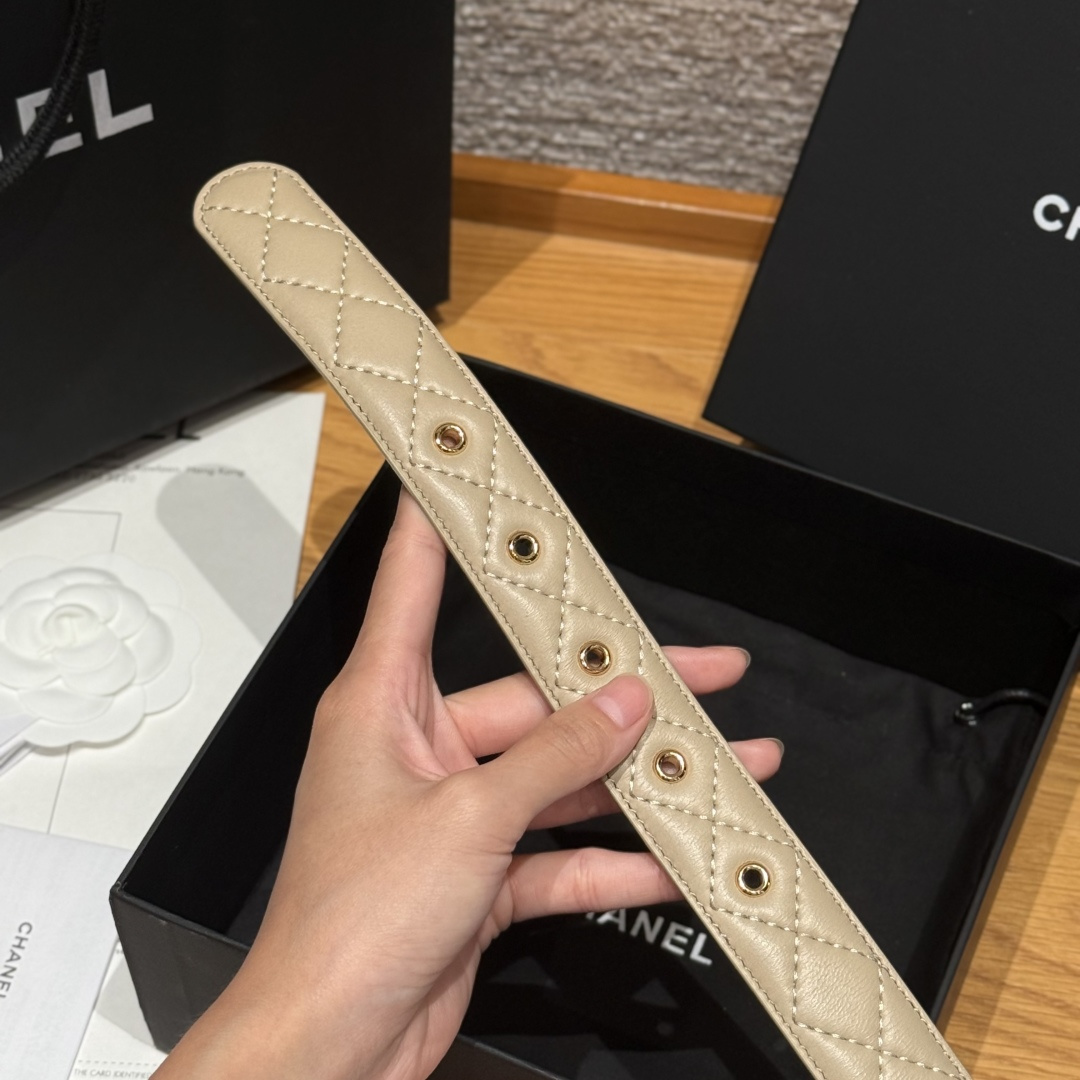 -香家新款女士腰带经典金属双C字母标志，采用菱格羊皮，羊皮质感超柔软，五金扣头做工非常好，显示腰型，巨百