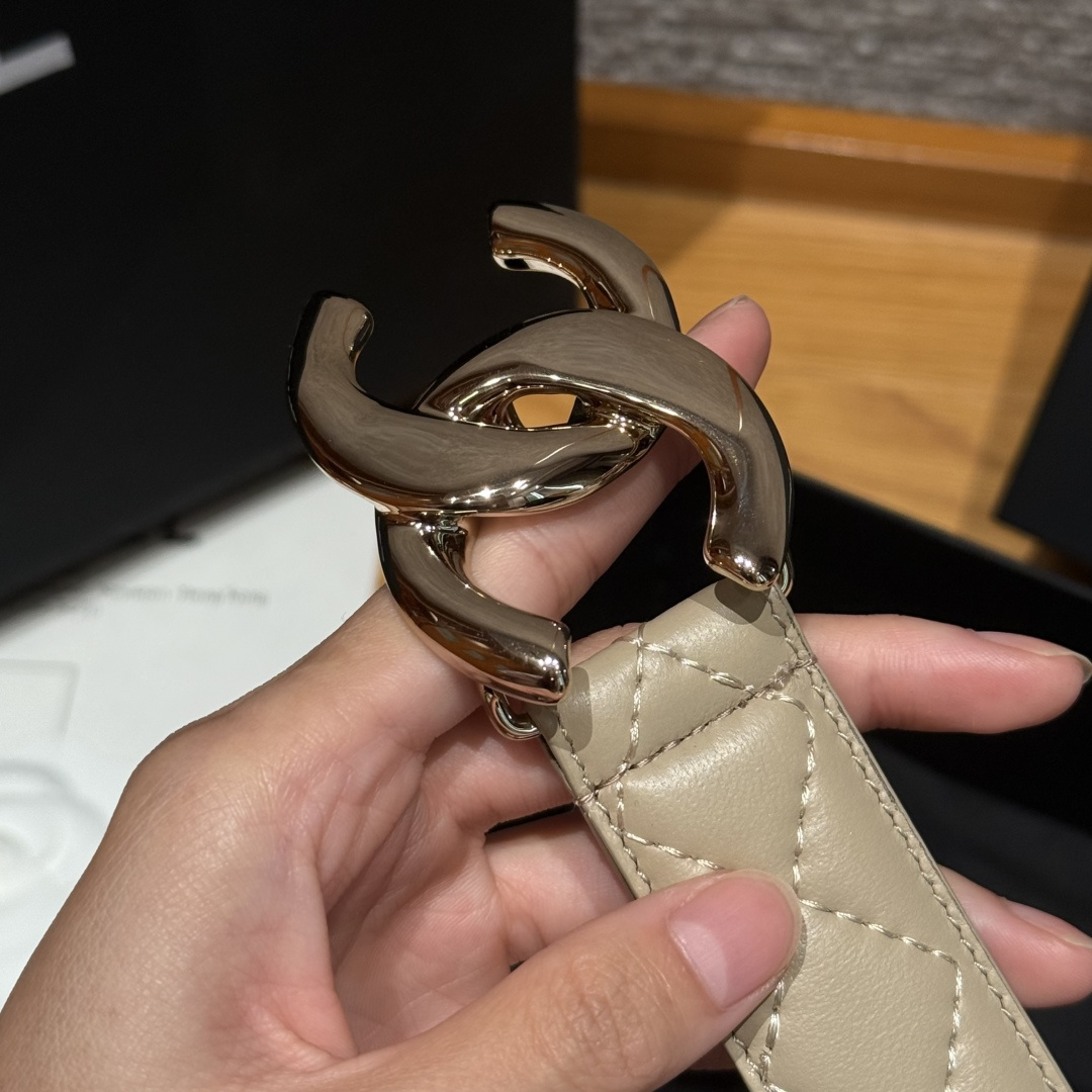 -香家新款女士腰带经典金属双C字母标志，采用菱格羊皮，羊皮质感超柔软，五金扣头做工非常好，显示腰型，巨百