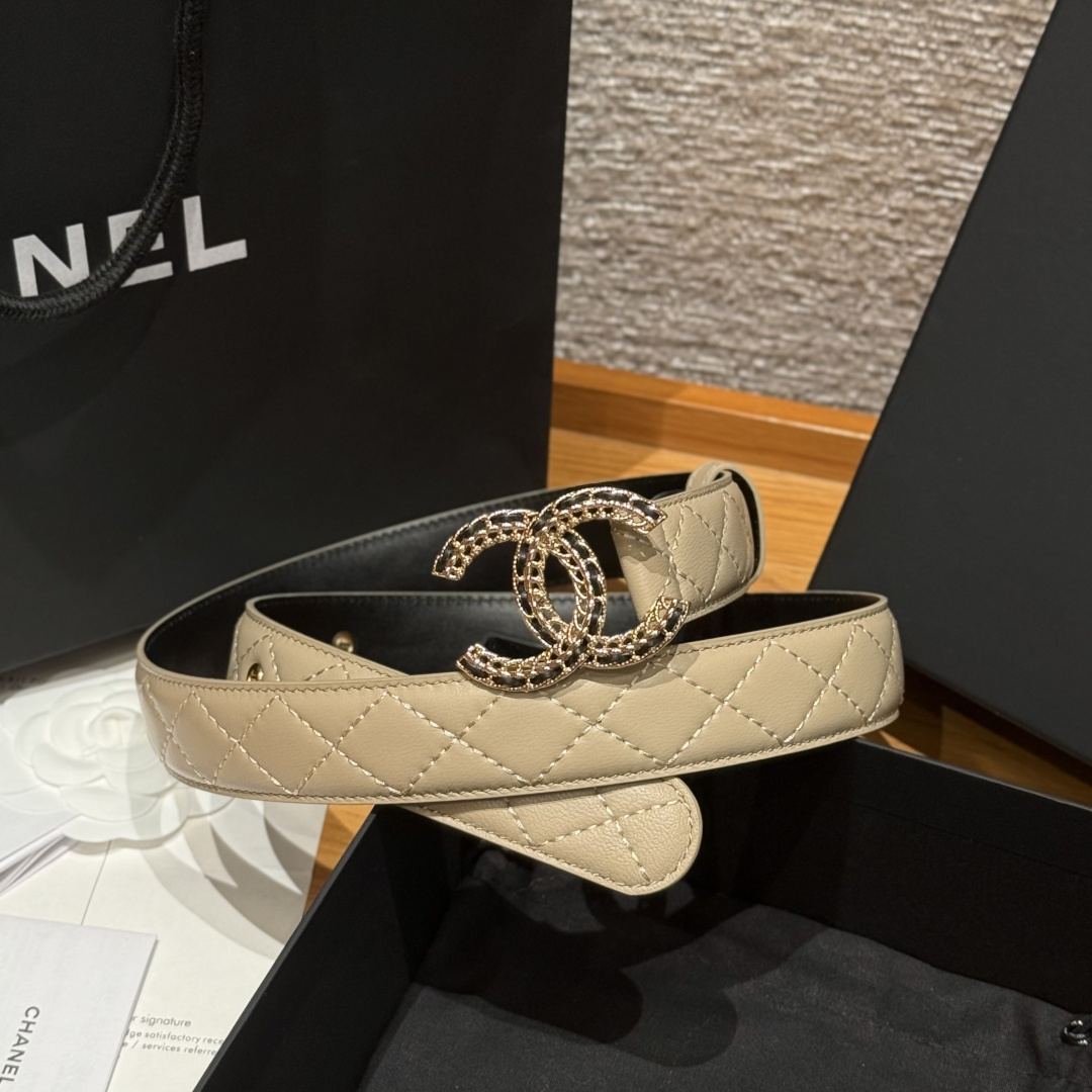 -香家新款女士腰带经典金属双C字母标志，采用菱格羊皮，羊皮质感超柔软，五金扣头做工非常好，显示腰型，巨百