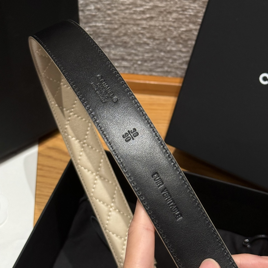 -香家新款女士腰带经典金属双C字母标志，采用菱格羊皮，羊皮质感超柔软，五金扣头做工非常好，显示腰型，巨百