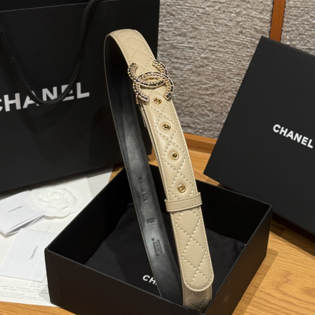 -香家新款女士腰带经典金属双C字母标志，采用菱格羊皮，羊皮质感超柔软，五金扣头做工非常好，显示腰型，巨百