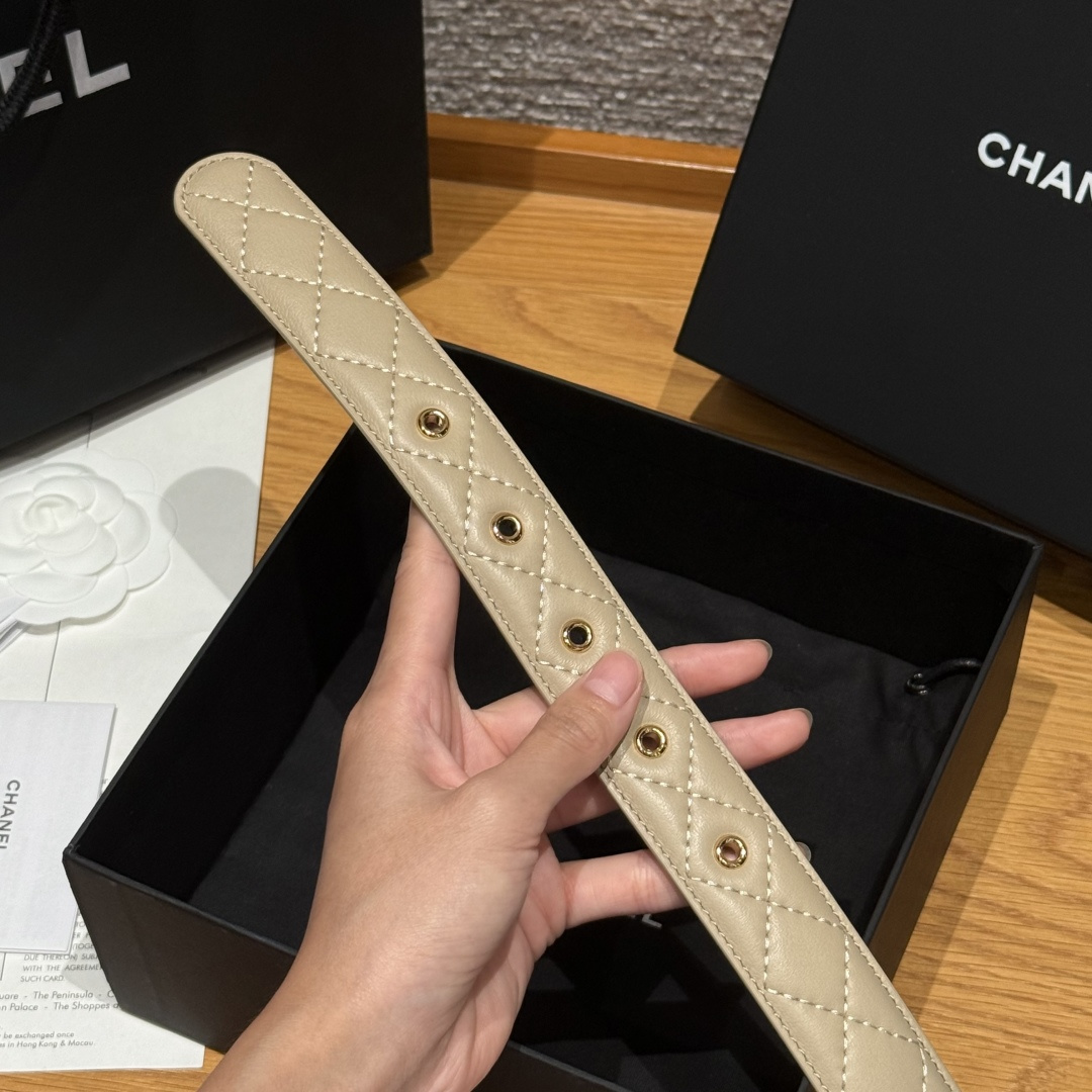 -香家新款女士腰带经典金属双C字母标志，采用菱格羊皮，羊皮质感超柔软，五金扣头做工非常好，显示腰型，巨百