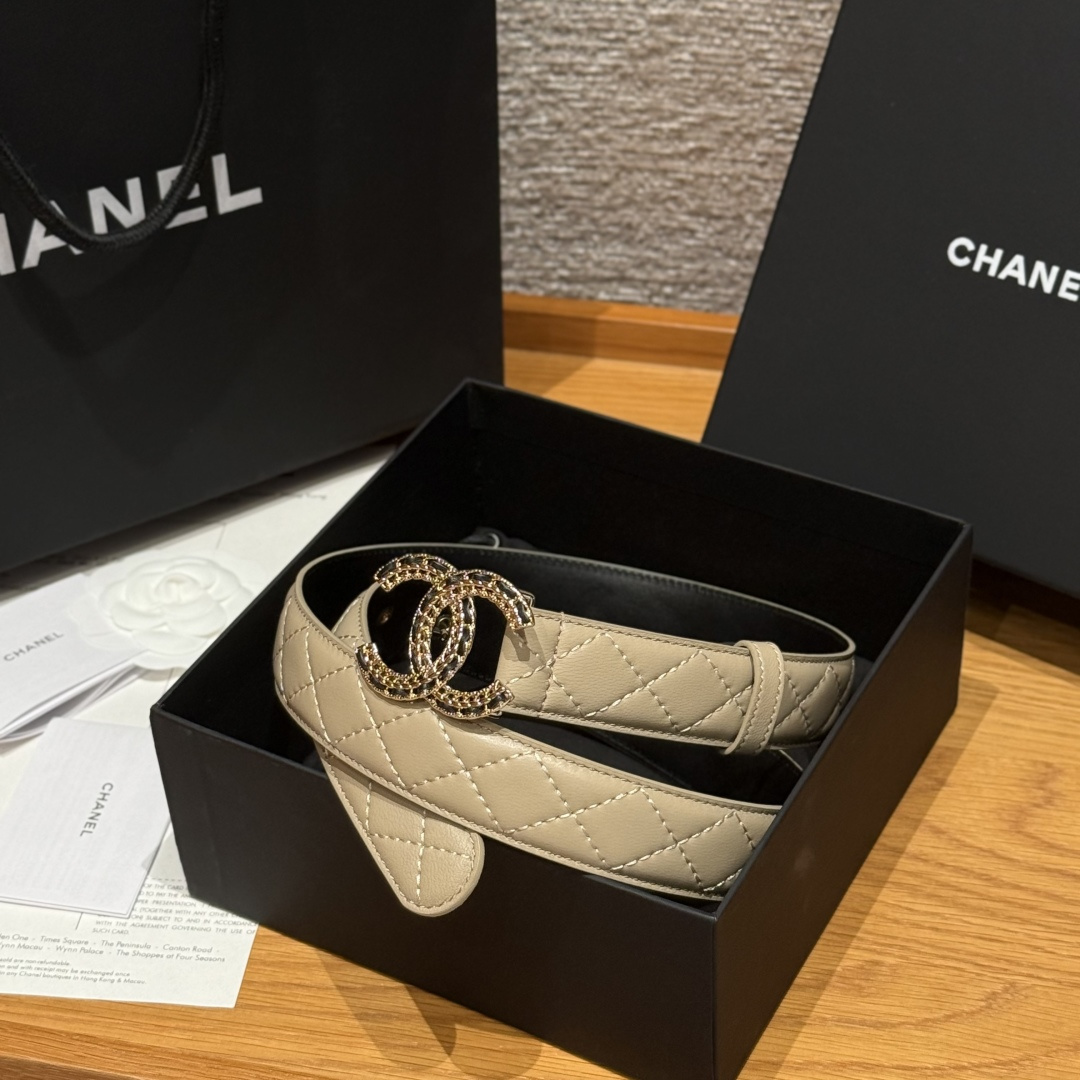 -香家新款女士腰带经典金属双C字母标志，采用菱格羊皮，羊皮质感超柔软，五金扣头做工非常好，显示腰型，巨百