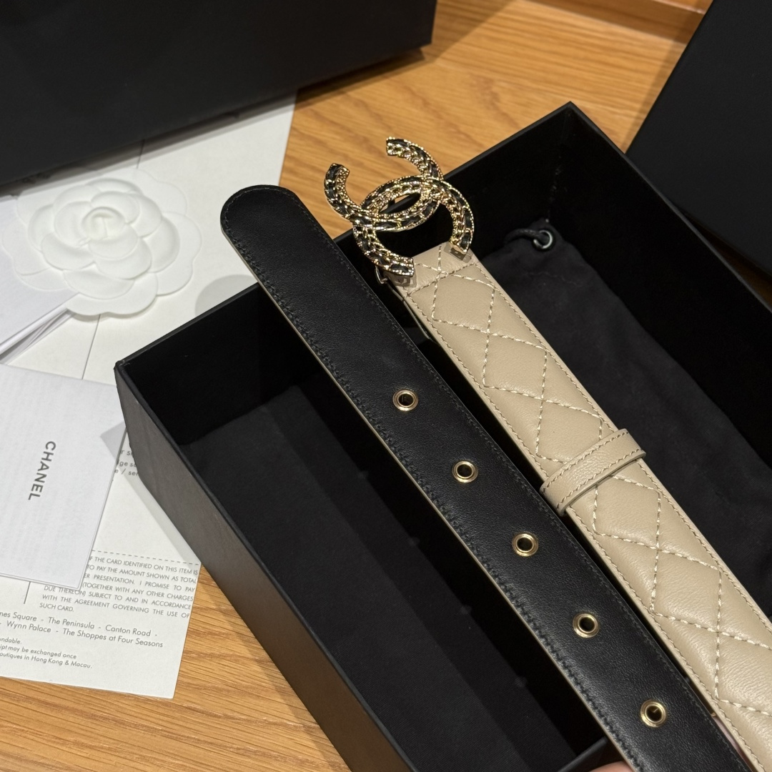 -香家新款女士腰带经典金属双C字母标志，采用菱格羊皮，羊皮质感超柔软，五金扣头做工非常好，显示腰型，巨百