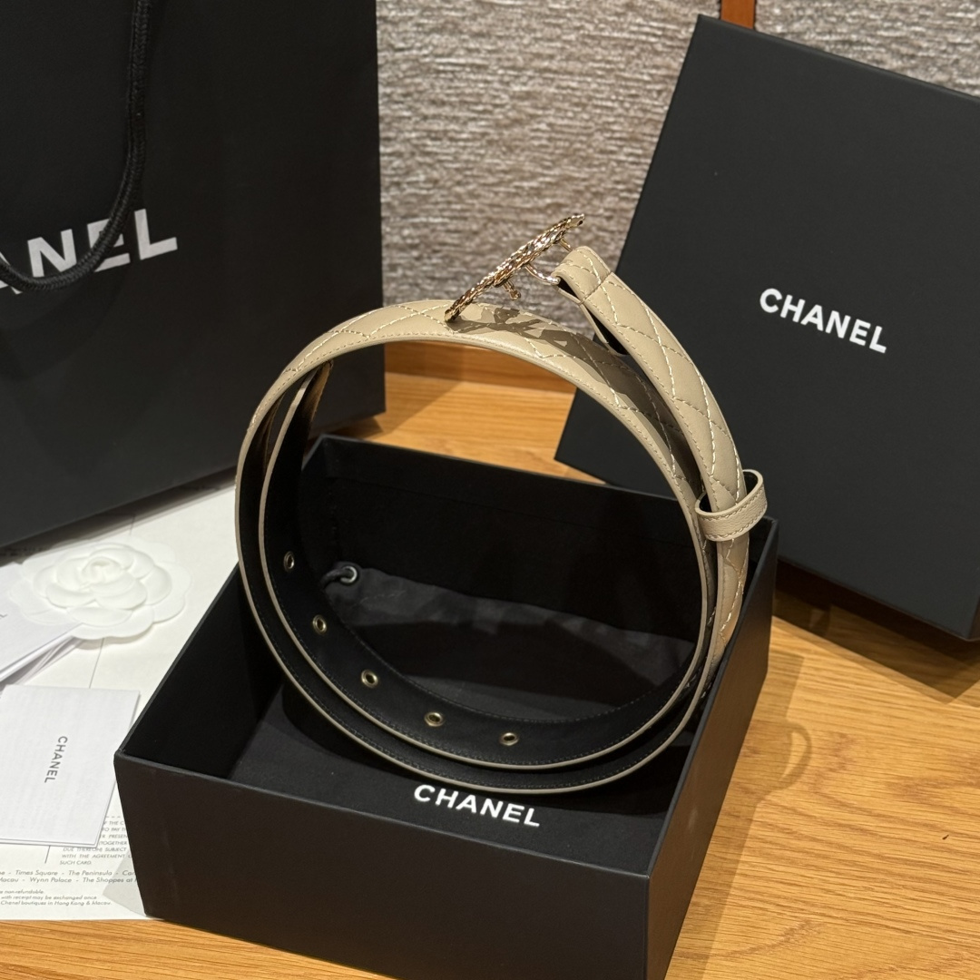 -香家新款女士腰带经典金属双C字母标志，采用菱格羊皮，羊皮质感超柔软，五金扣头做工非常好，显示腰型，巨百