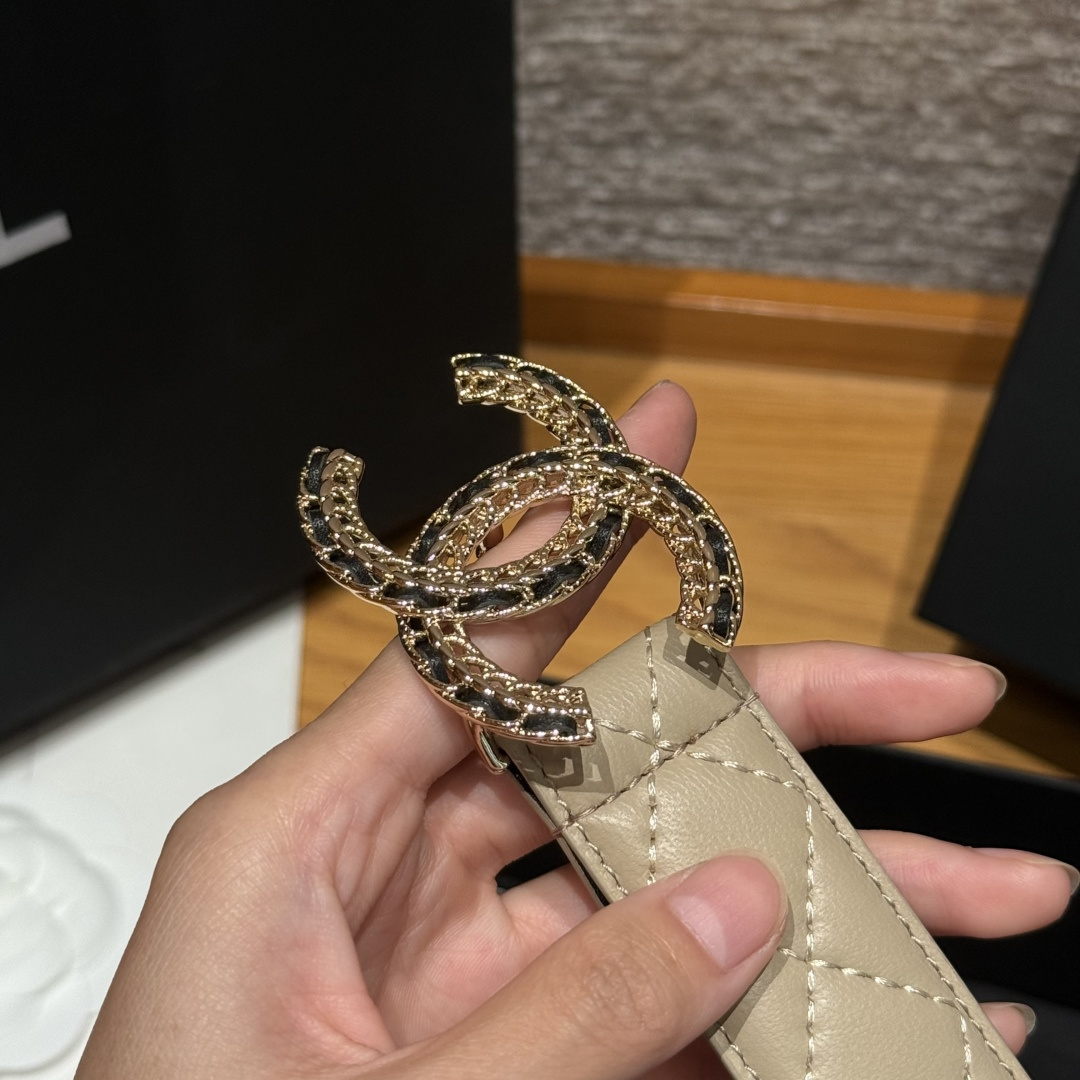 -香家新款女士腰带经典金属双C字母标志，采用菱格羊皮，羊皮质感超柔软，五金扣头做工非常好，显示腰型，巨百