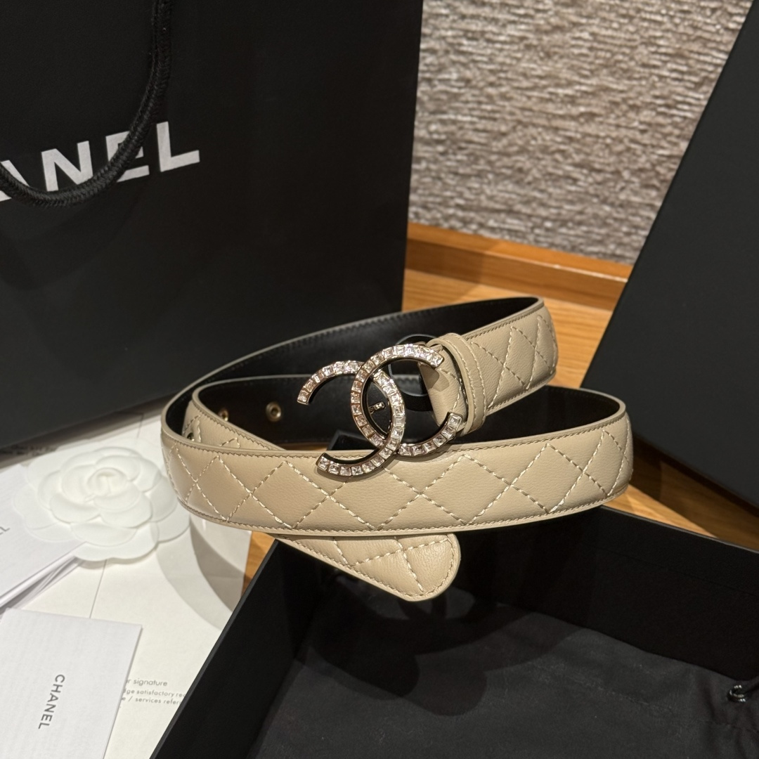 -香家新款女士腰带经典金属双C字母标志，采用菱格羊皮，羊皮质感超柔软，五金扣头做工非常好，显示腰型，巨百