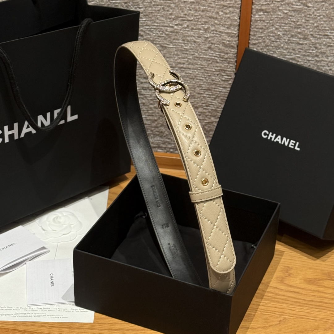 -香家新款女士腰带经典金属双C字母标志，采用菱格羊皮，羊皮质感超柔软，五金扣头做工非常好，显示腰型，巨百