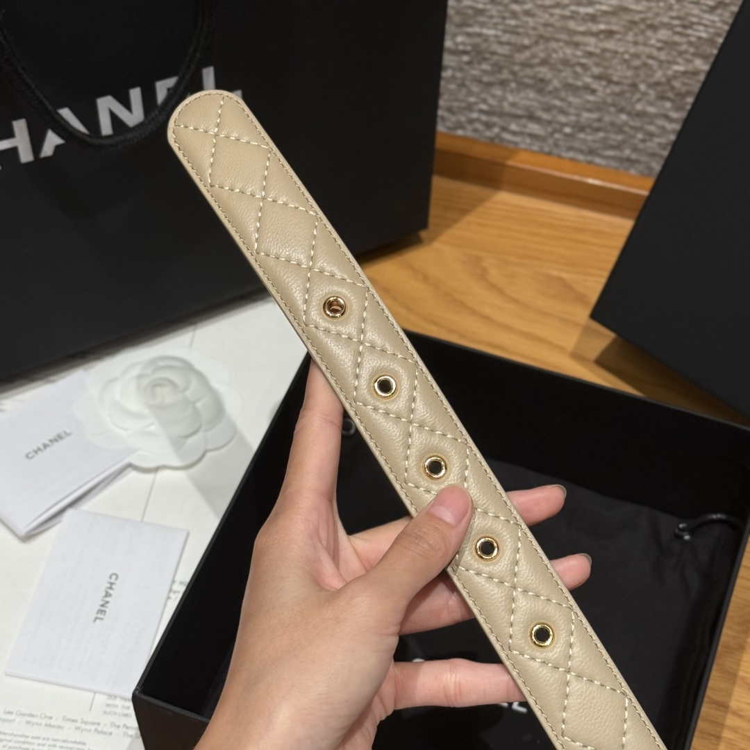-香家新款女士腰带经典金属双C字母标志，采用菱格羊皮，羊皮质感超柔软，五金扣头做工非常好，显示腰型，巨百