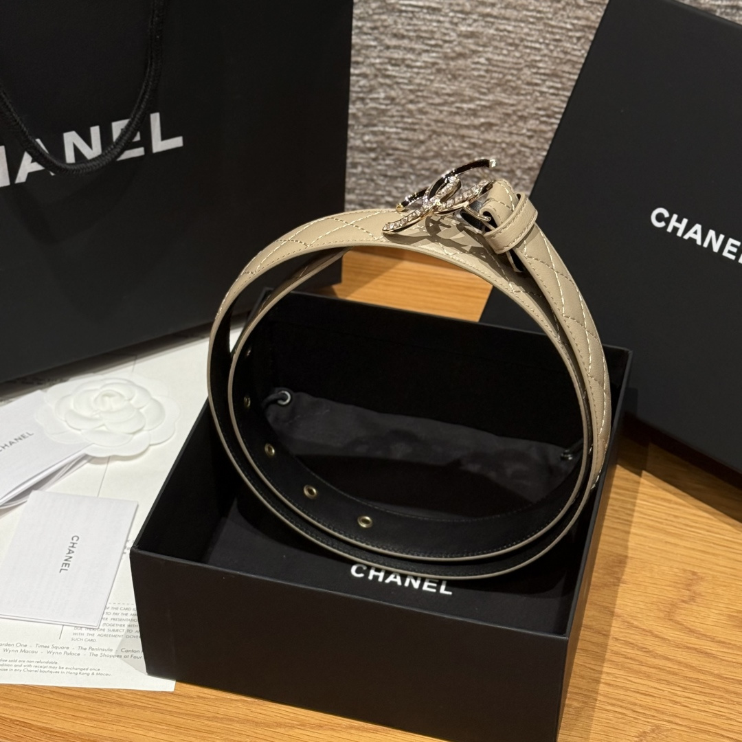 -香家新款女士腰带经典金属双C字母标志，采用菱格羊皮，羊皮质感超柔软，五金扣头做工非常好，显示腰型，巨百