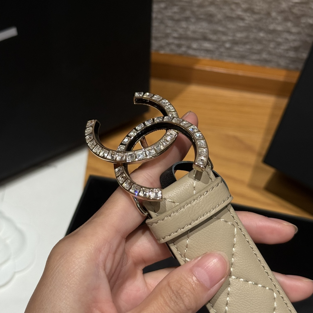 -香家新款女士腰带经典金属双C字母标志，采用菱格羊皮，羊皮质感超柔软，五金扣头做工非常好，显示腰型，巨百