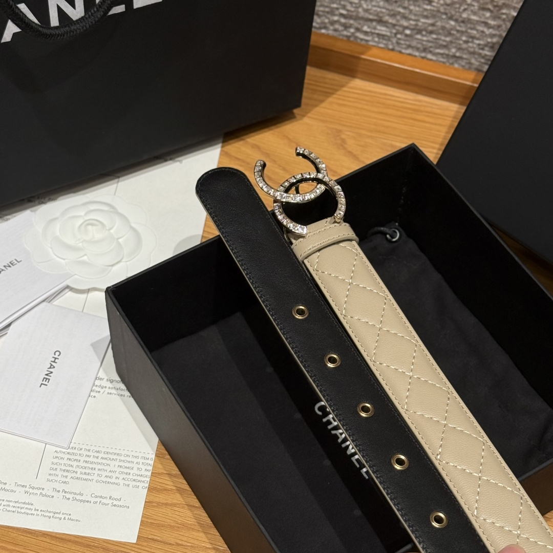 -香家新款女士腰带经典金属双C字母标志，采用菱格羊皮，羊皮质感超柔软，五金扣头做工非常好，显示腰型，巨百