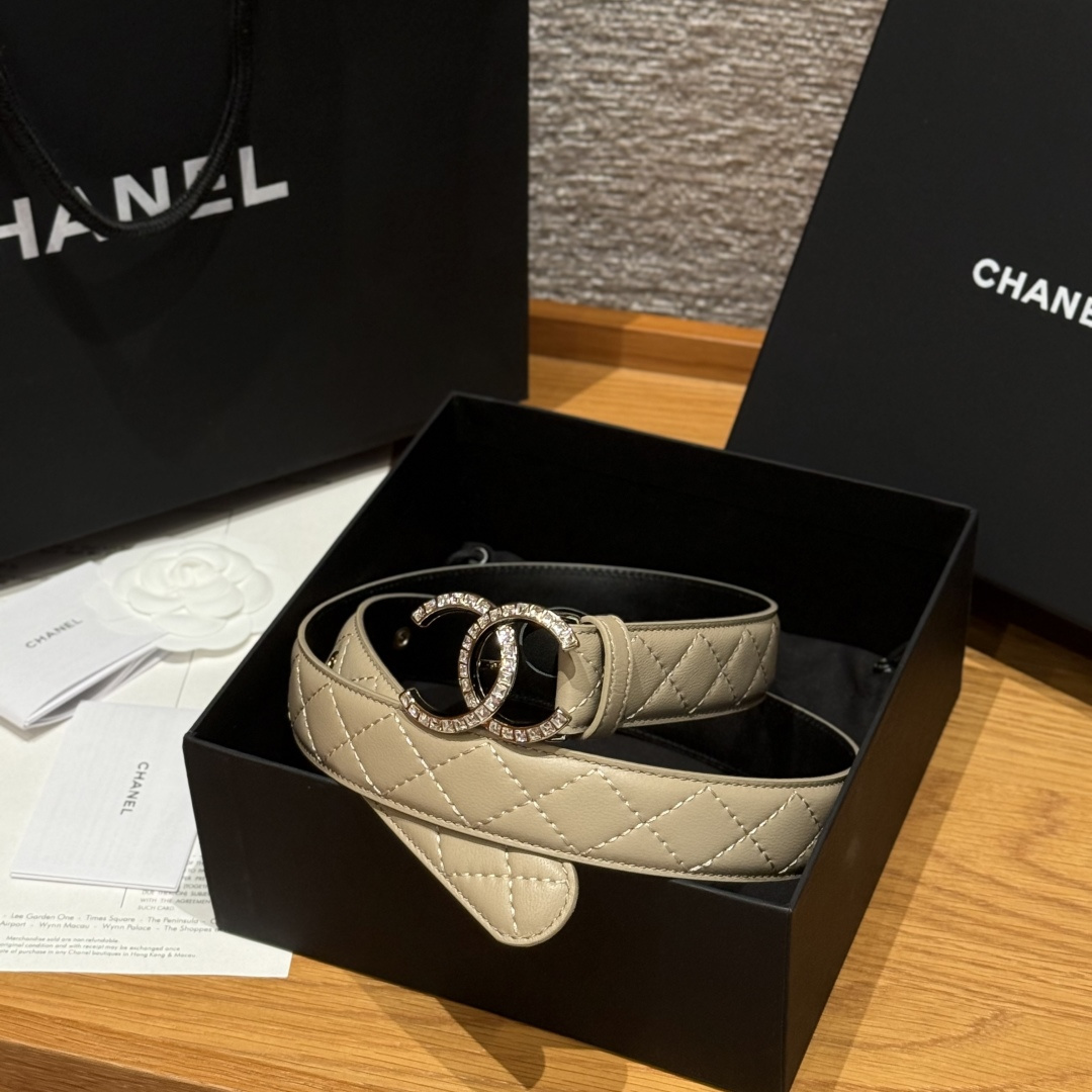 -香家新款女士腰带经典金属双C字母标志，采用菱格羊皮，羊皮质感超柔软，五金扣头做工非常好，显示腰型，巨百