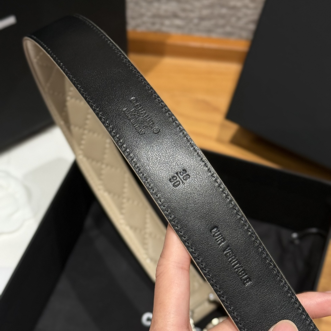 -香家新款女士腰带经典金属双C字母标志，采用菱格羊皮，羊皮质感超柔软，五金扣头做工非常好，显示腰型，巨百