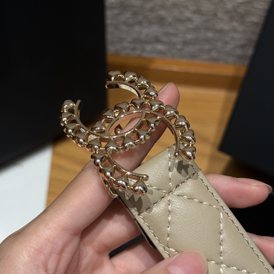 -香家新款女士腰带经典金属双C字母标志，采用菱格羊皮，羊皮质感超柔软，五金扣头做工非常好，显示腰型，巨百