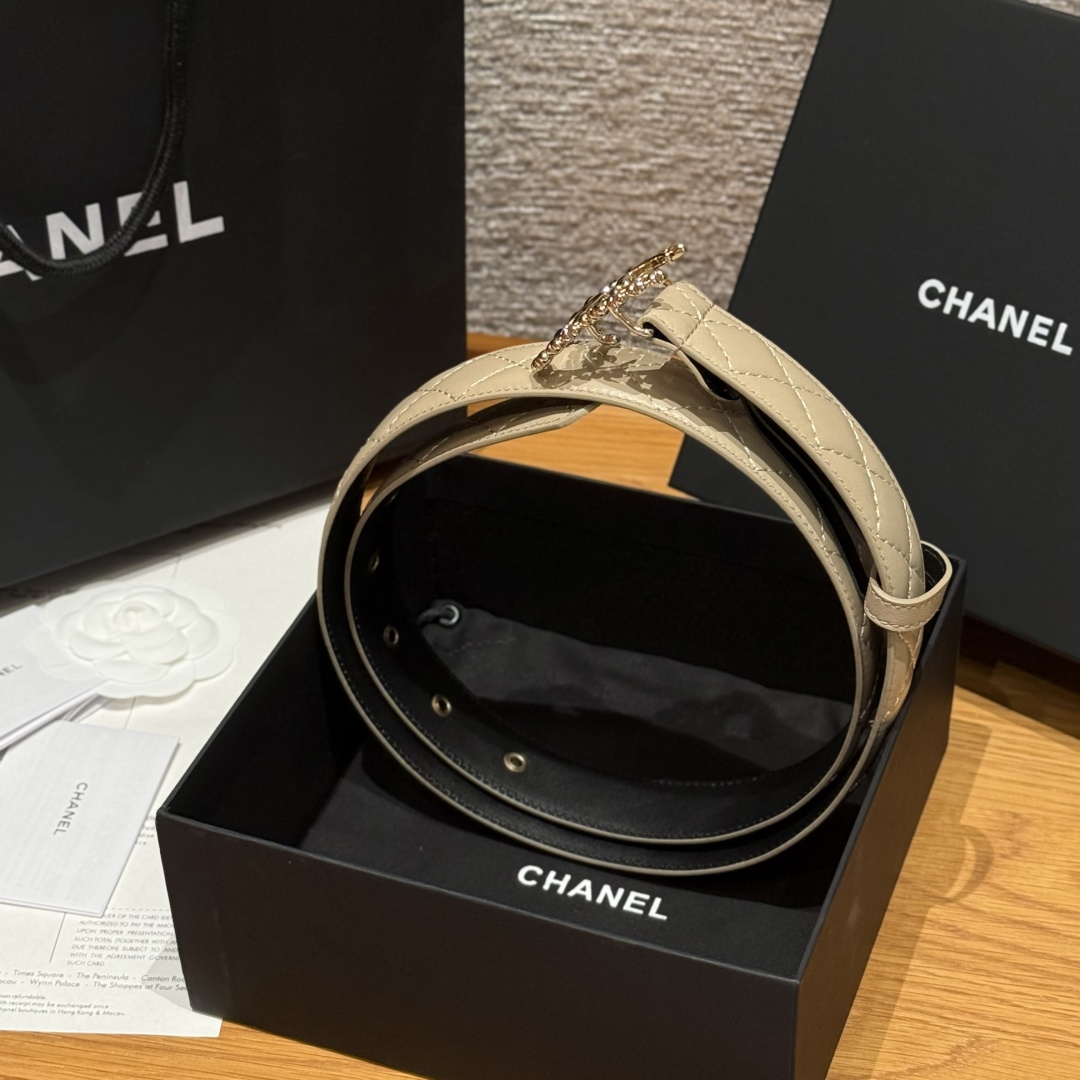 -香家新款女士腰带经典金属双C字母标志，采用菱格羊皮，羊皮质感超柔软，五金扣头做工非常好，显示腰型，巨百