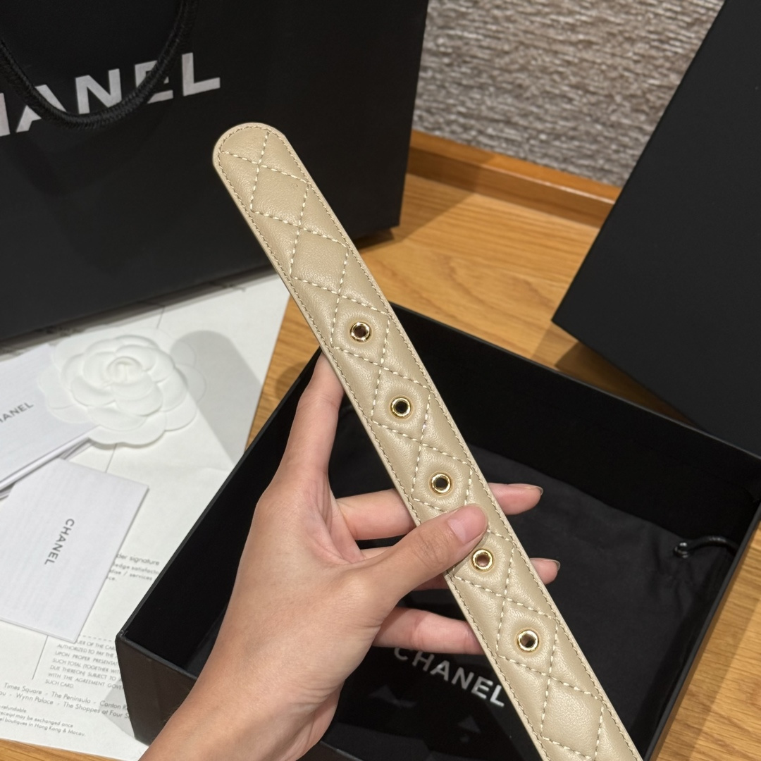 -香家新款女士腰带经典金属双C字母标志，采用菱格羊皮，羊皮质感超柔软，五金扣头做工非常好，显示腰型，巨百