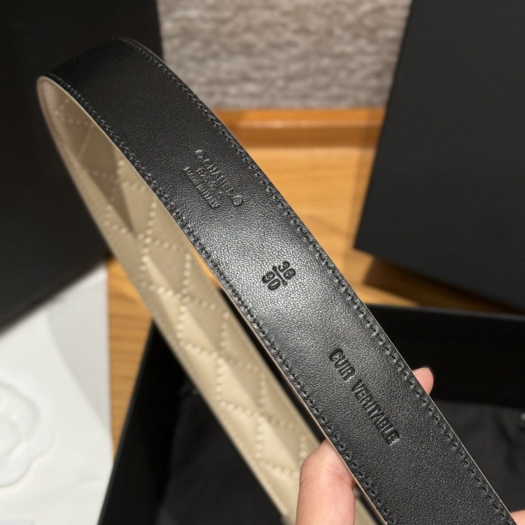 -香家新款女士腰带经典金属双C字母标志，采用菱格羊皮，羊皮质感超柔软，五金扣头做工非常好，显示腰型，巨百