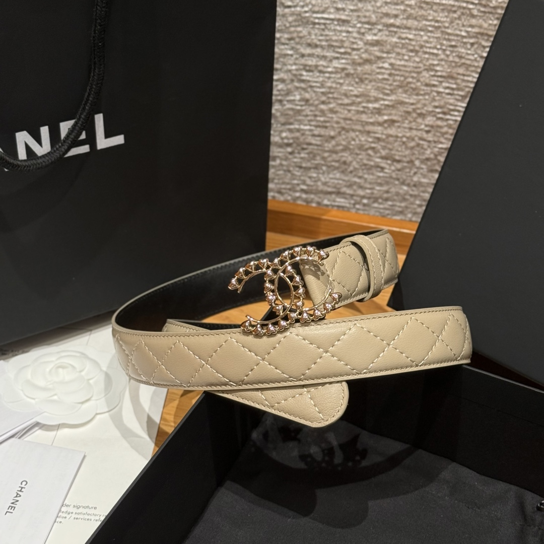 -香家新款女士腰带经典金属双C字母标志，采用菱格羊皮，羊皮质感超柔软，五金扣头做工非常好，显示腰型，巨百