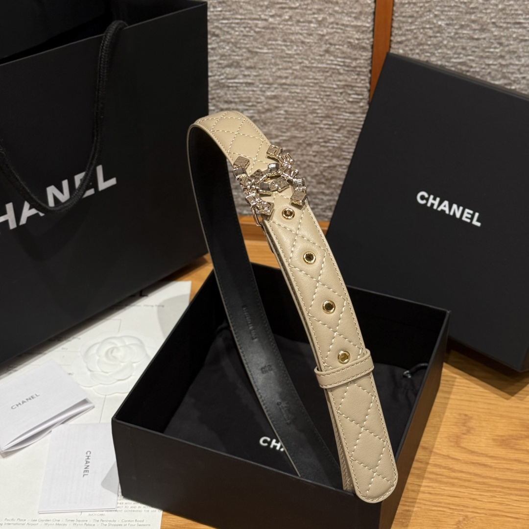 -香家新款女士腰带经典金属双C字母标志，采用菱格羊皮，羊皮质感超柔软，五金扣头做工非常好，显示腰型，巨百