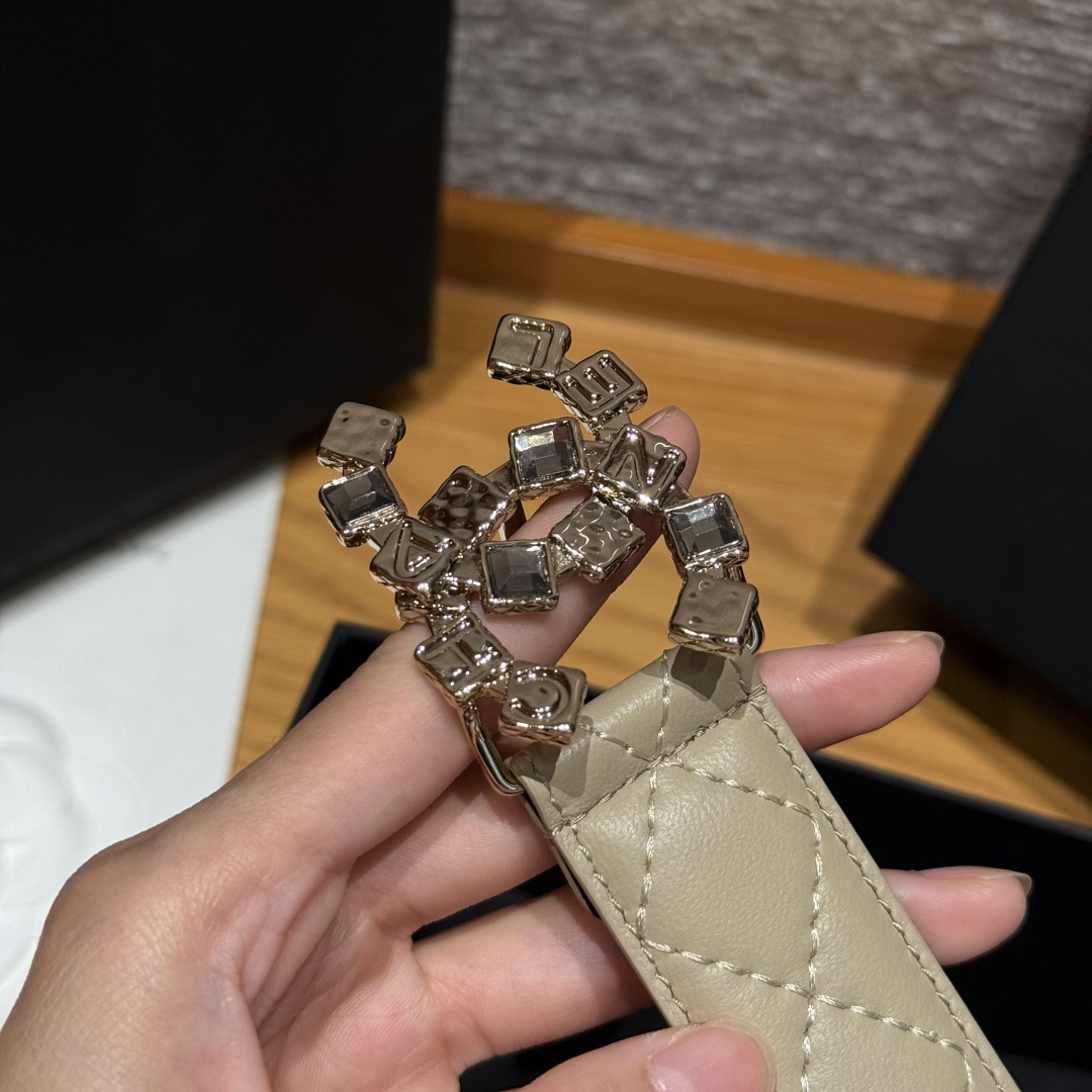 -香家新款女士腰带经典金属双C字母标志，采用菱格羊皮，羊皮质感超柔软，五金扣头做工非常好，显示腰型，巨百